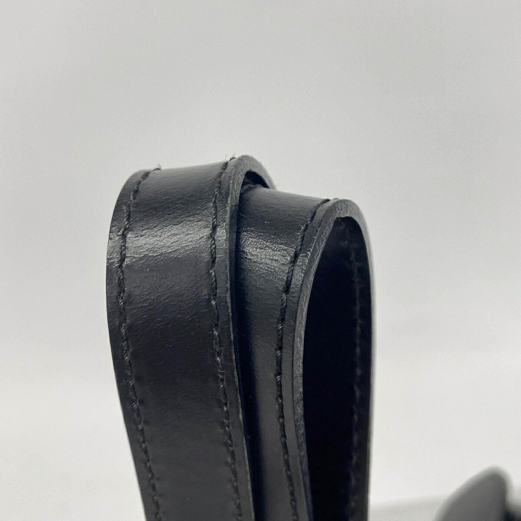 Louis Vuitton Noir Handbag (Pre-Owned)