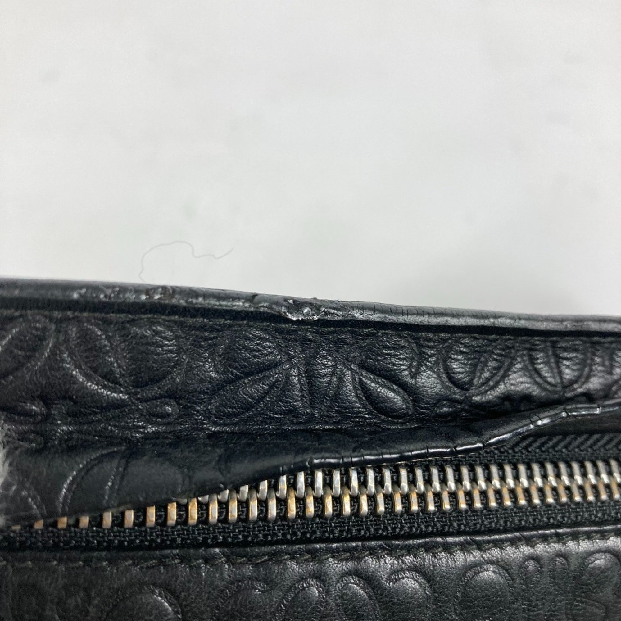 Loewe Black Leather Clutch Bag (Pre-Owned)