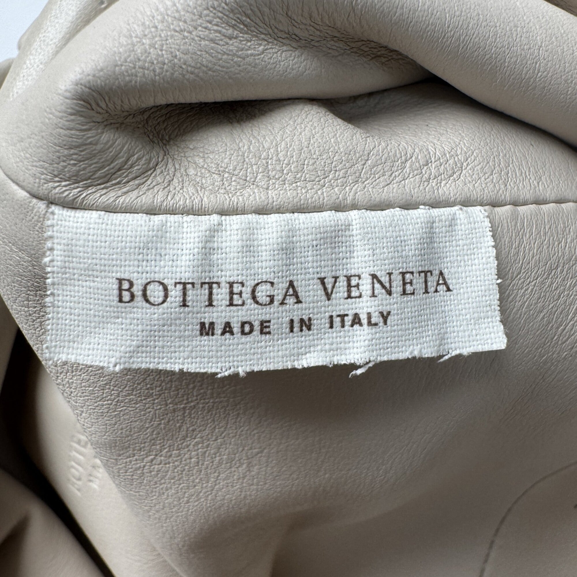 Bottega Veneta Ivory Leather Pouch Shoulder Bag (Pre-Owned)