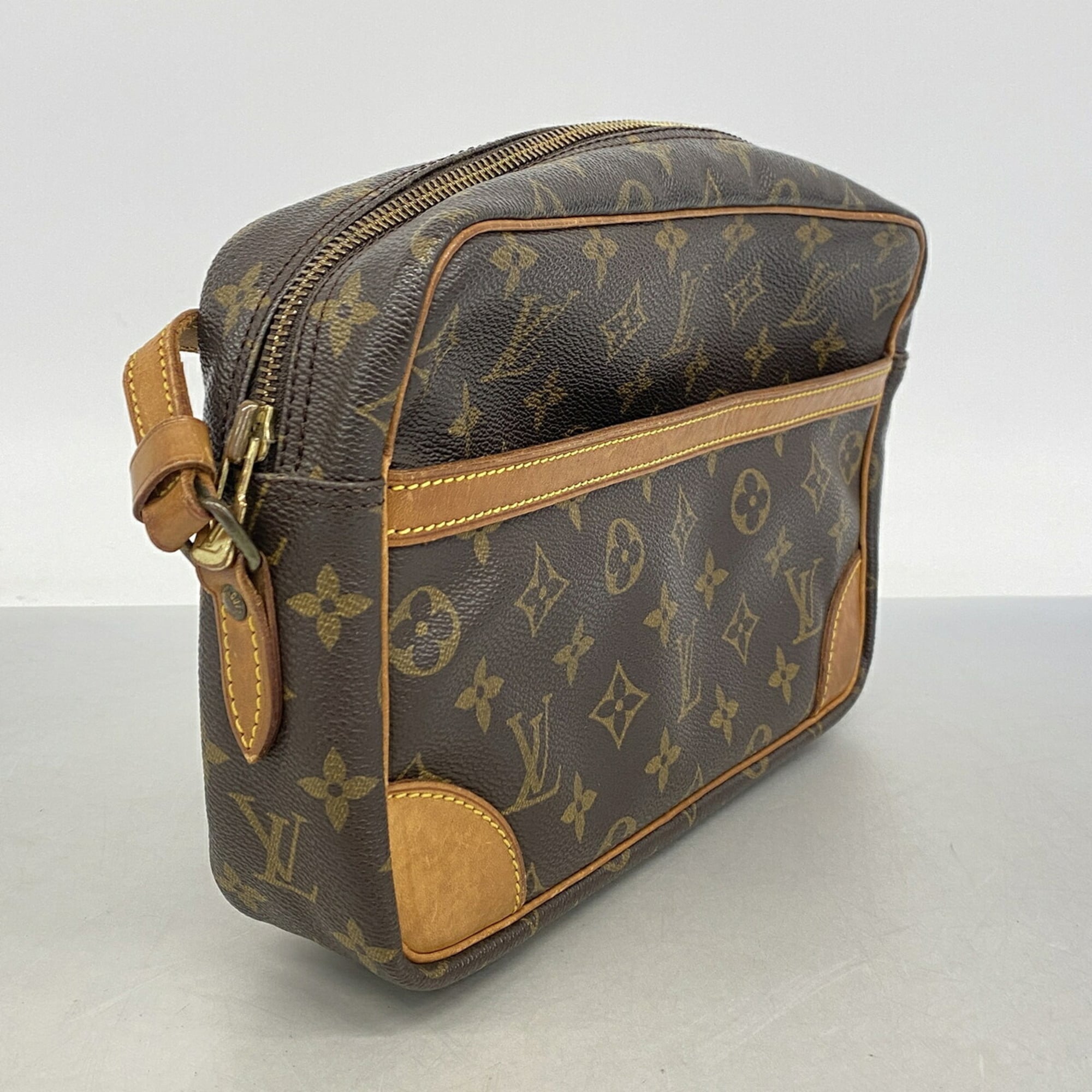 Louis Vuitton Brown Shoulder Bag (Pre-Owned)