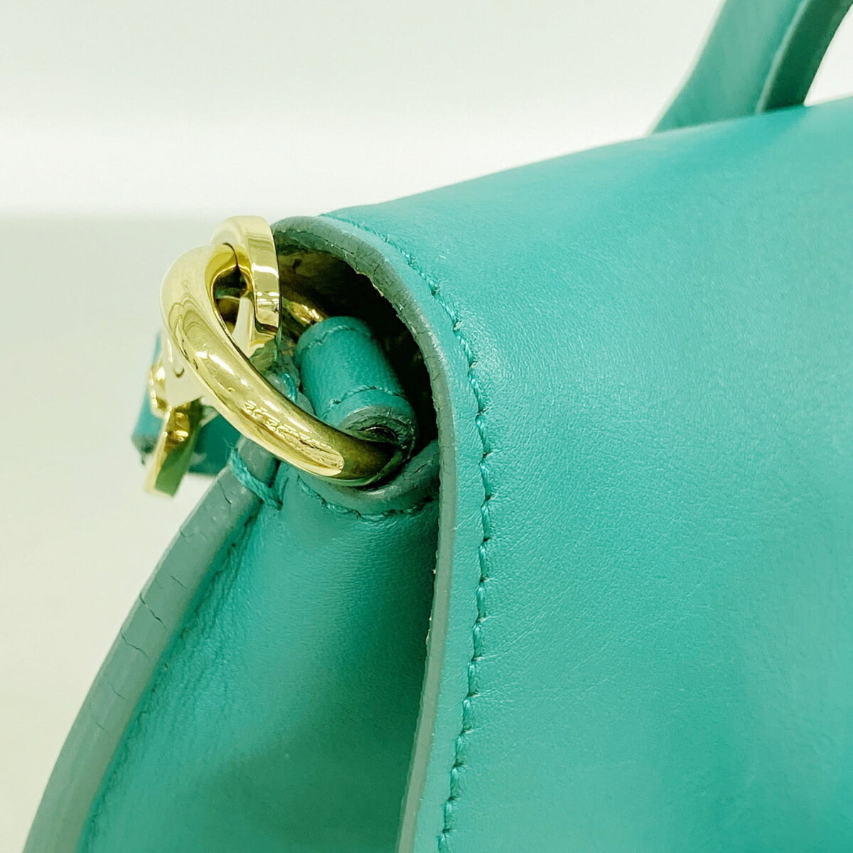 Salvatore Ferragamo Green Leather Handbag (Pre-Owned)