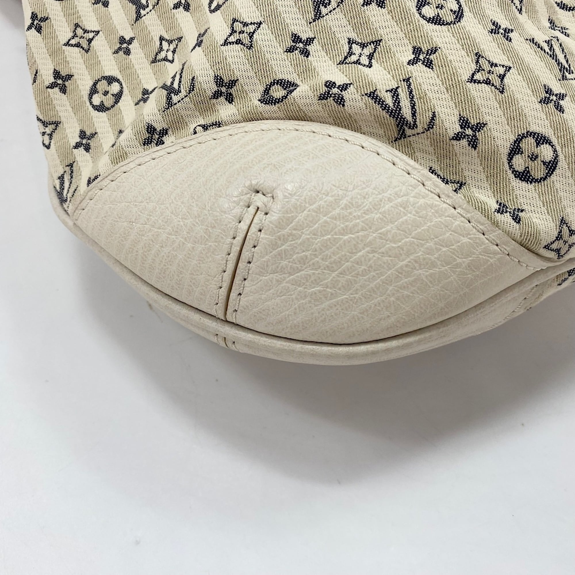 Louis Vuitton White Handbag (Pre-Owned)