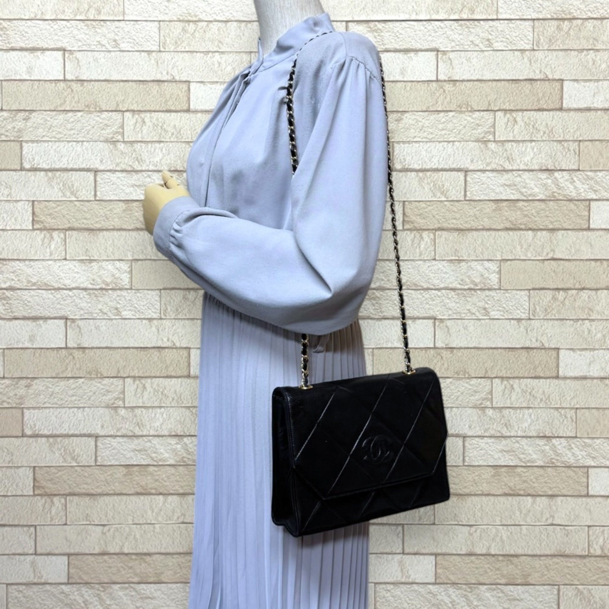Chanel Black Leather Shoulder Bag (Pre-Owned)