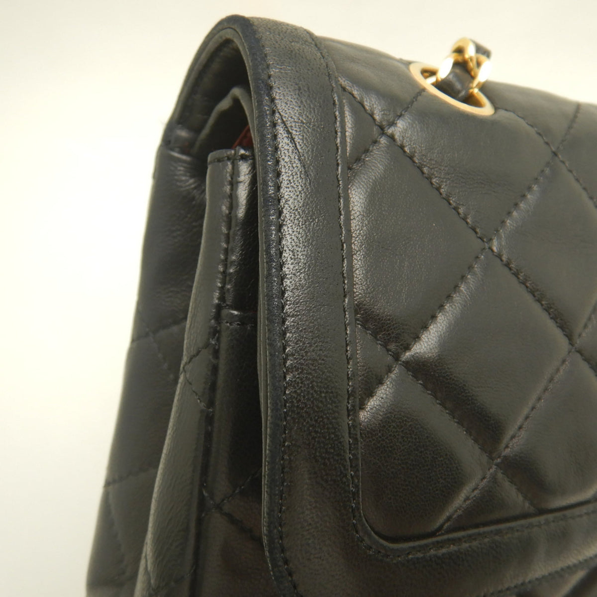 Chanel Black Leather Shoulder Bag (Pre-Owned)