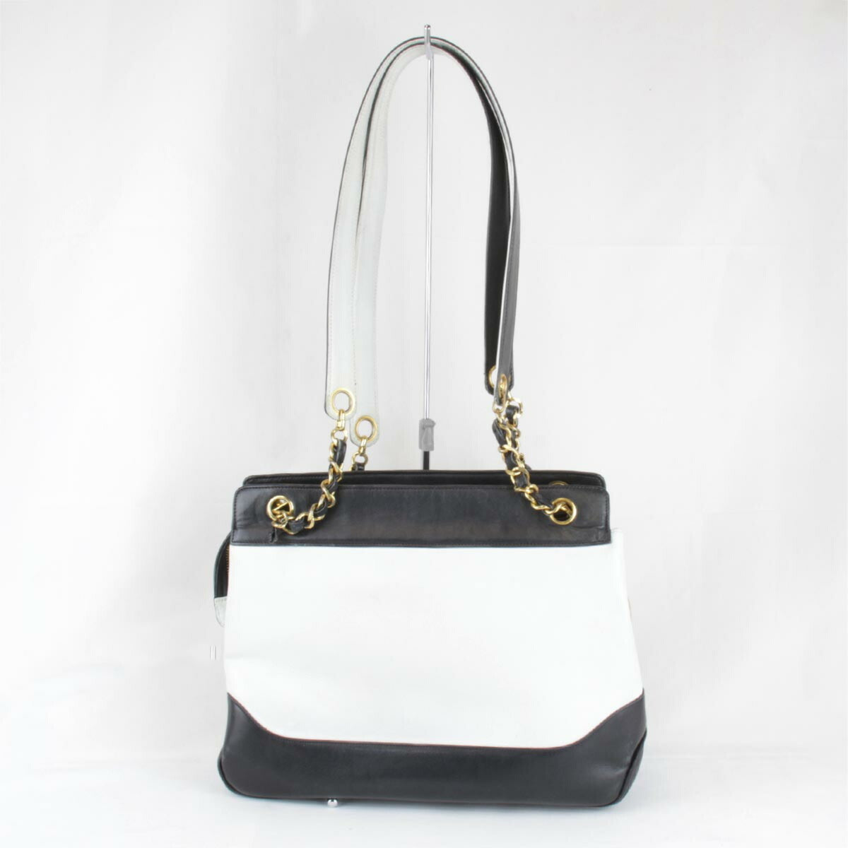 Chanel White Leather Shoulder Bag (Pre-Owned)