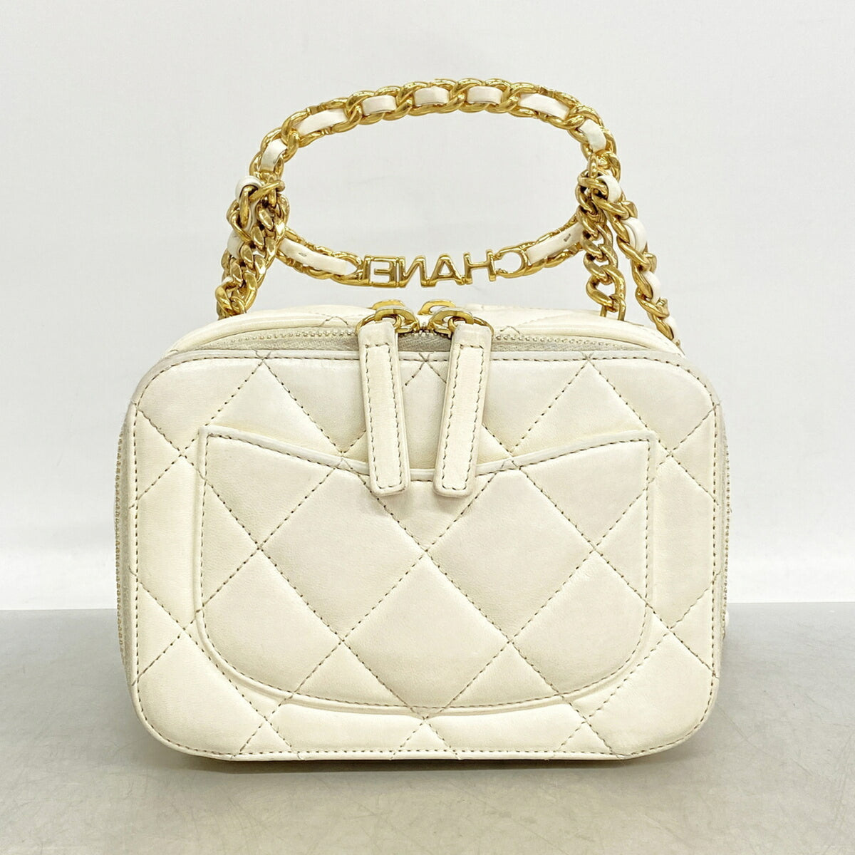 Chanel White Leather Shoulder Bag (Pre-Owned)