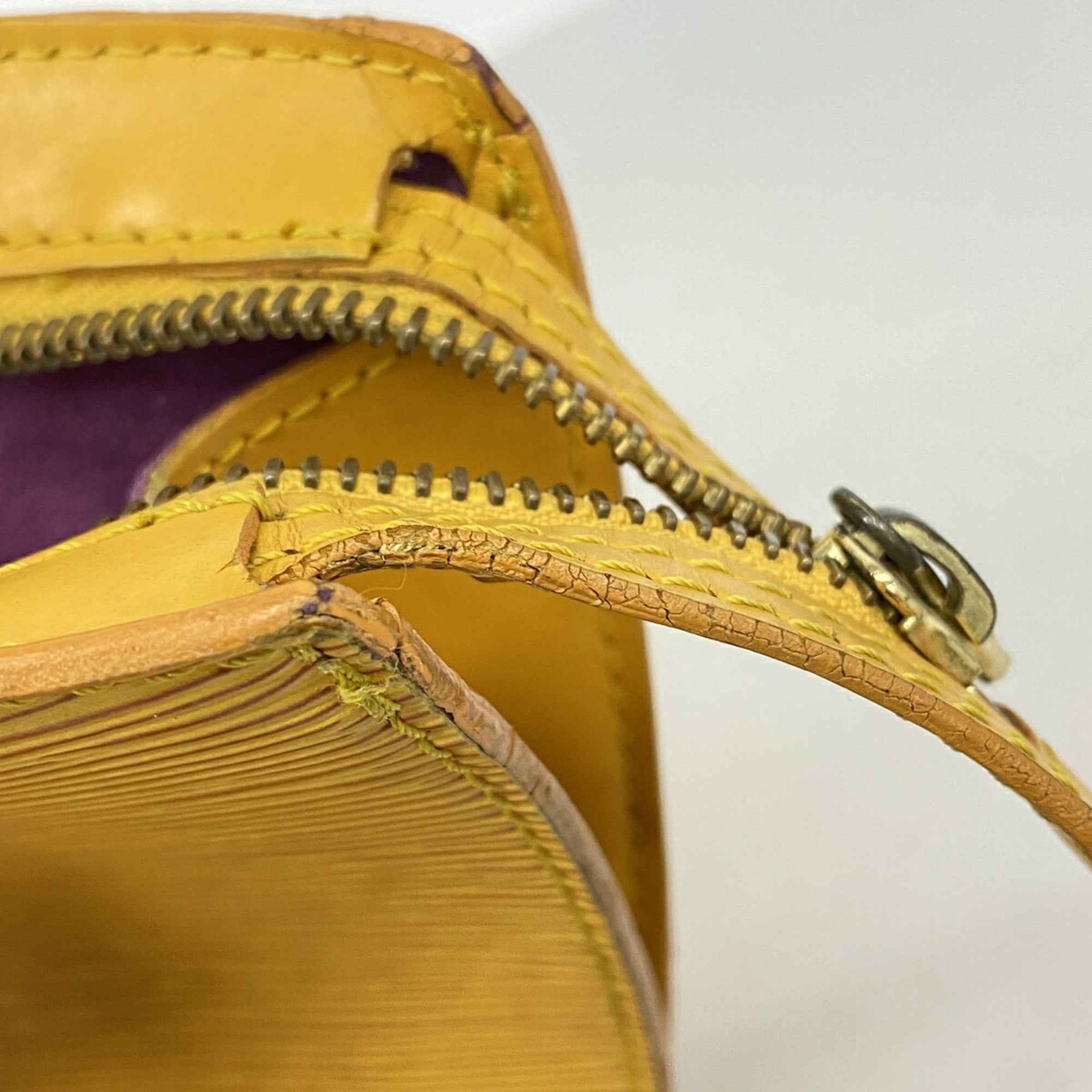 Louis Vuitton Jaune Handbag (Pre-Owned)