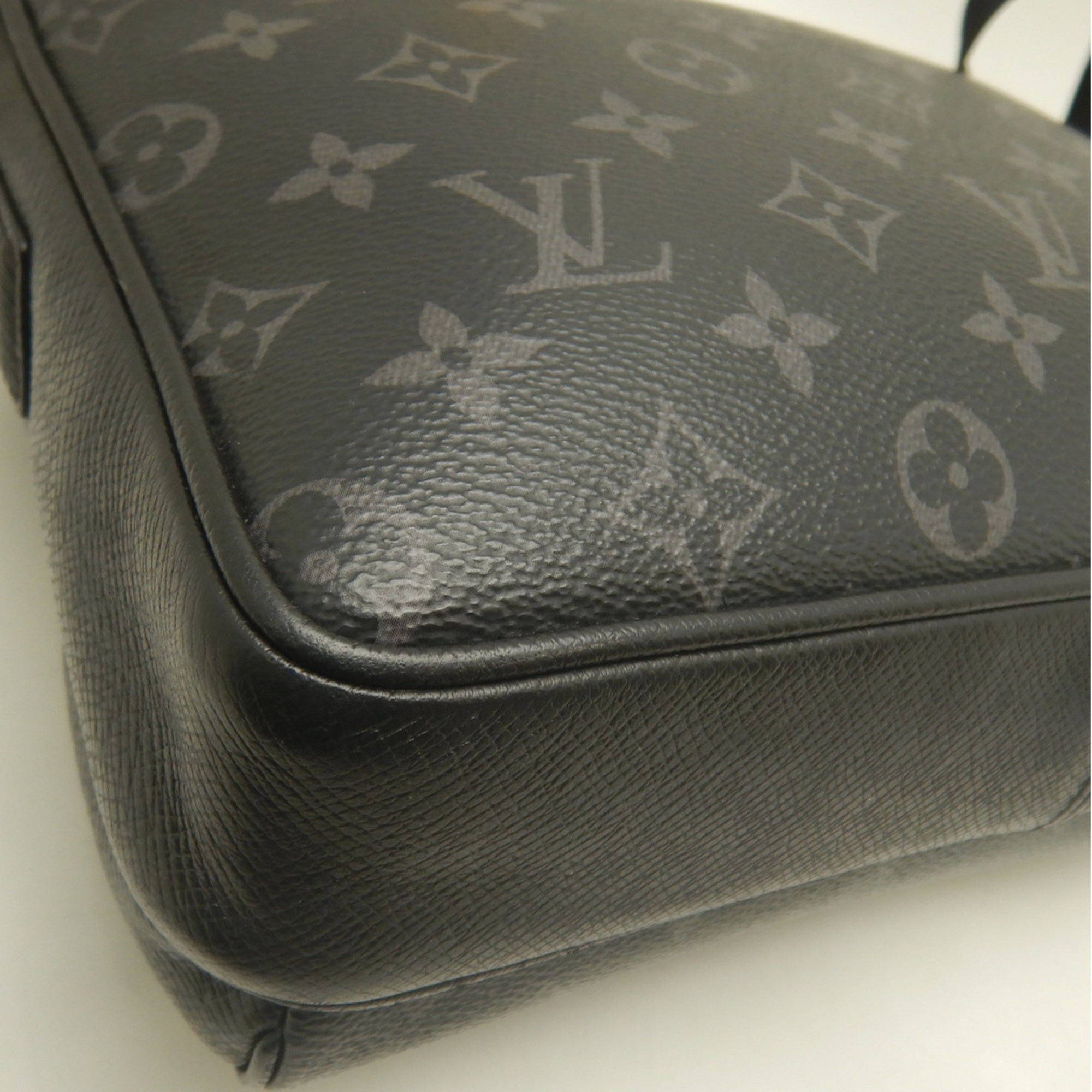 Louis Vuitton Noir Taigarama Shoulder Bag (Pre-Owned)