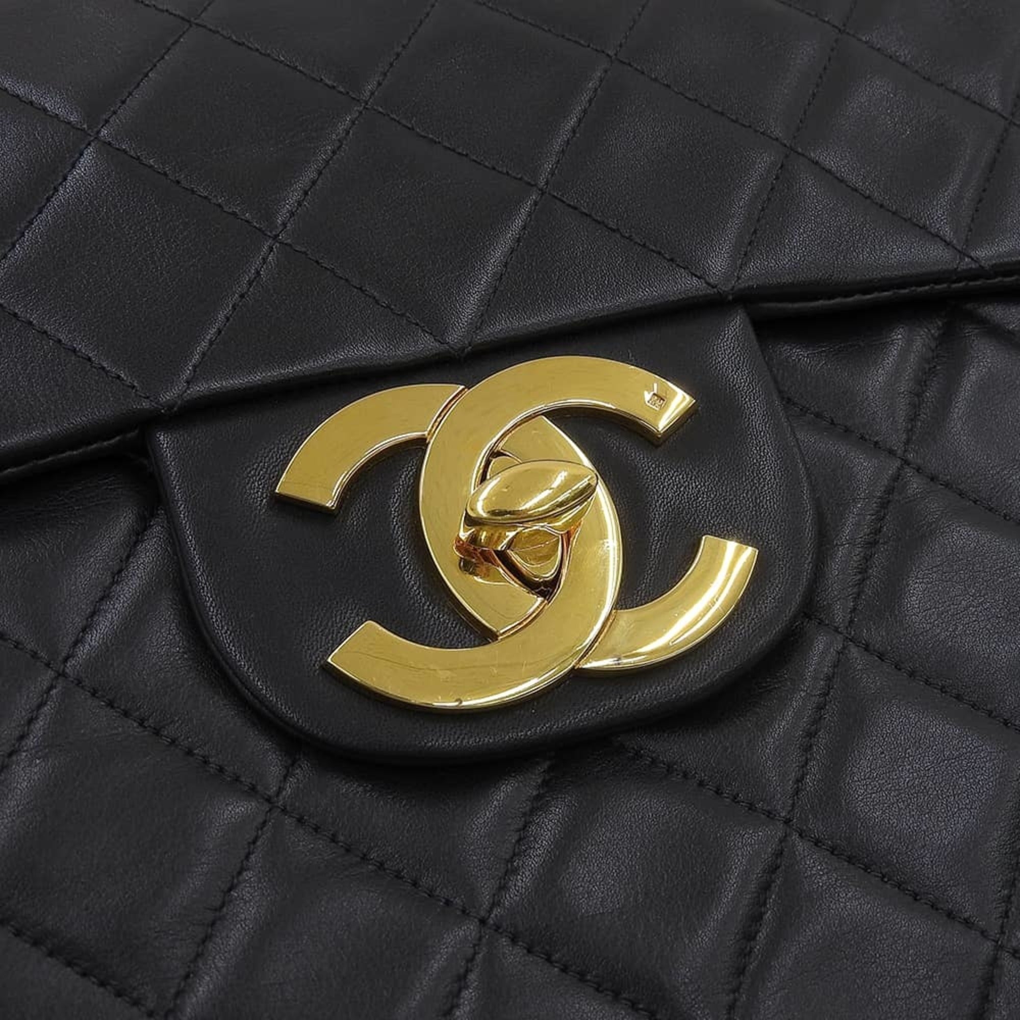 Chanel Matelasse Black Leather Shoulder Bag (Pre-Owned)