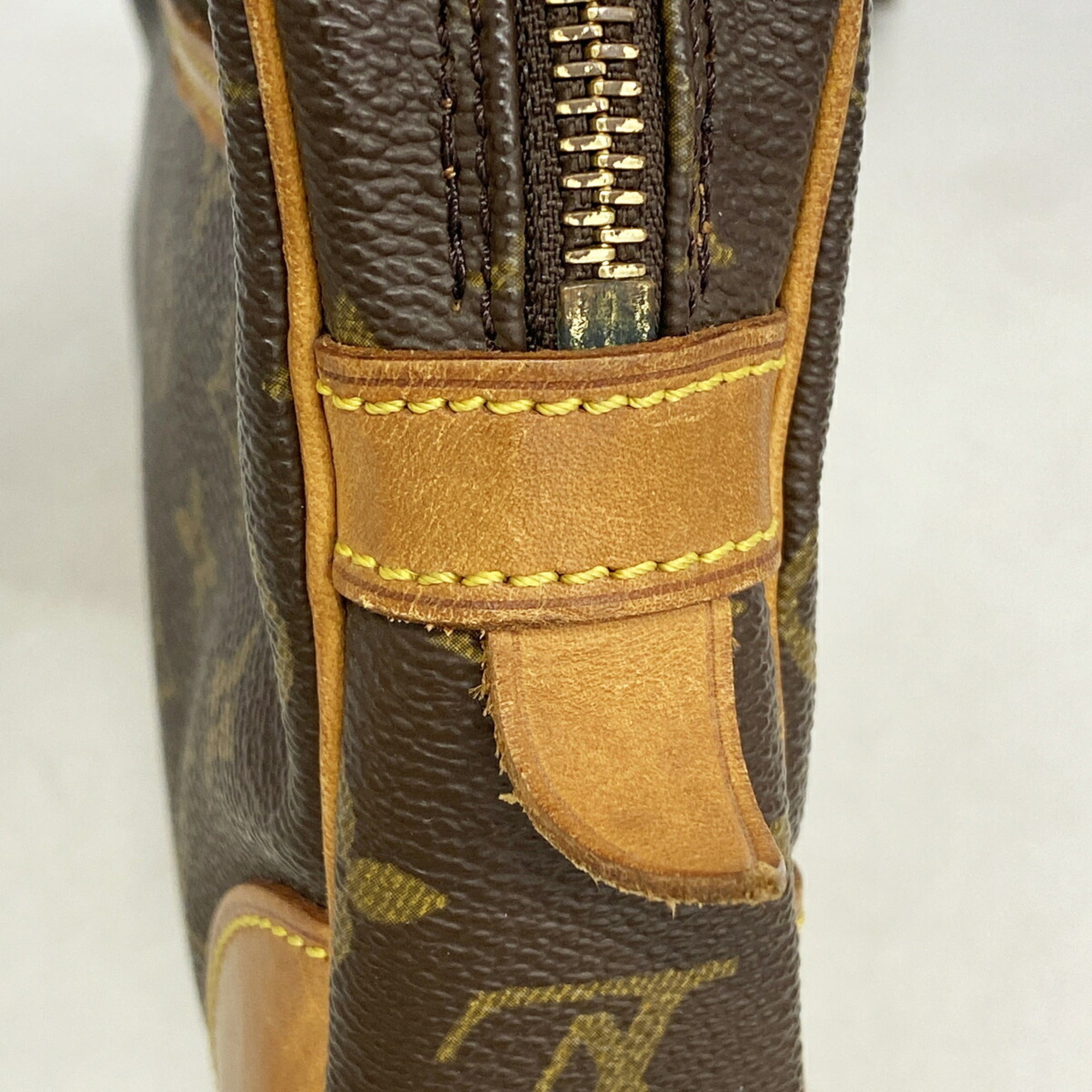 Louis Vuitton Brown Clutch Bag (Pre-Owned)