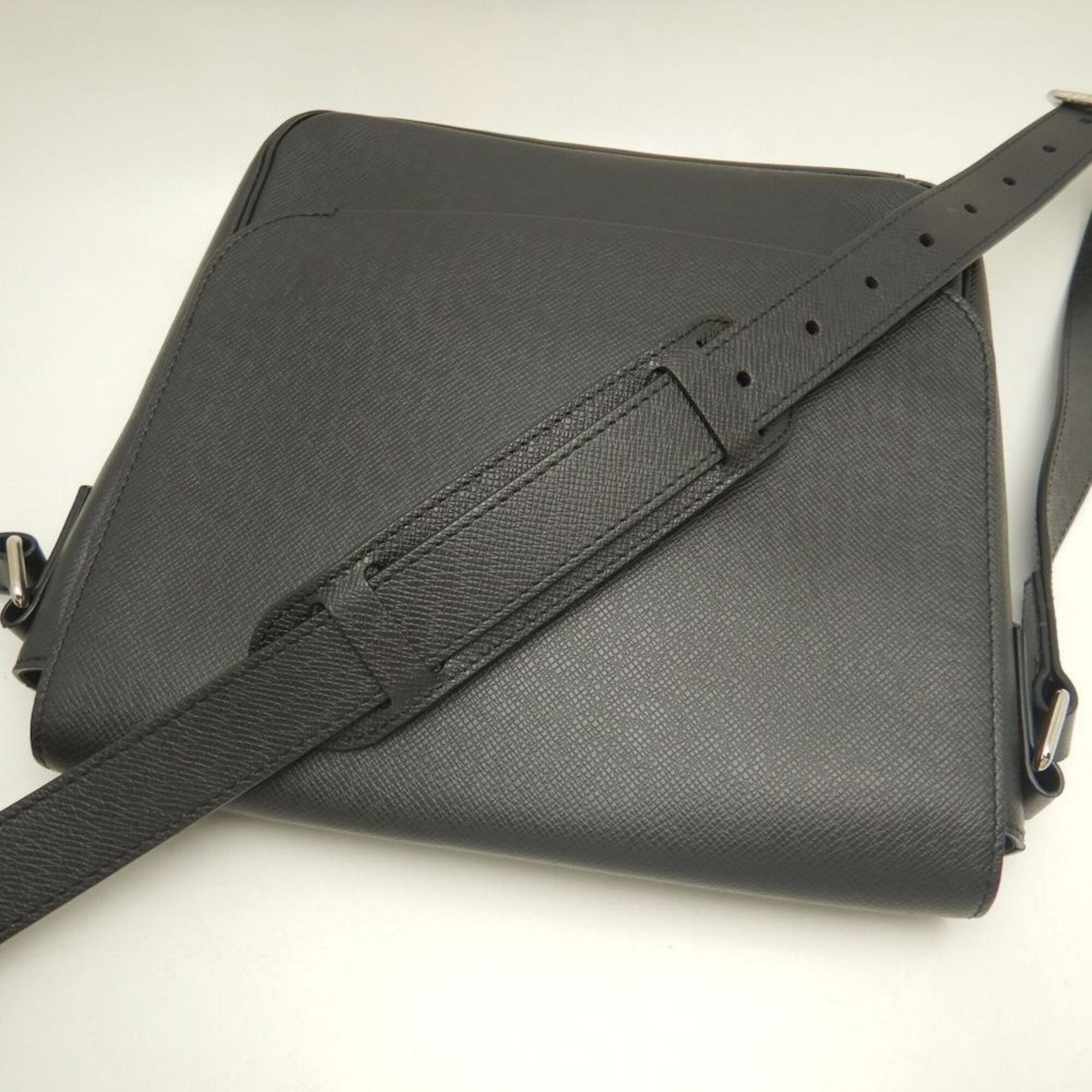 Louis Vuitton Noir Taiga Leather Shoulder Bag (Pre-Owned)