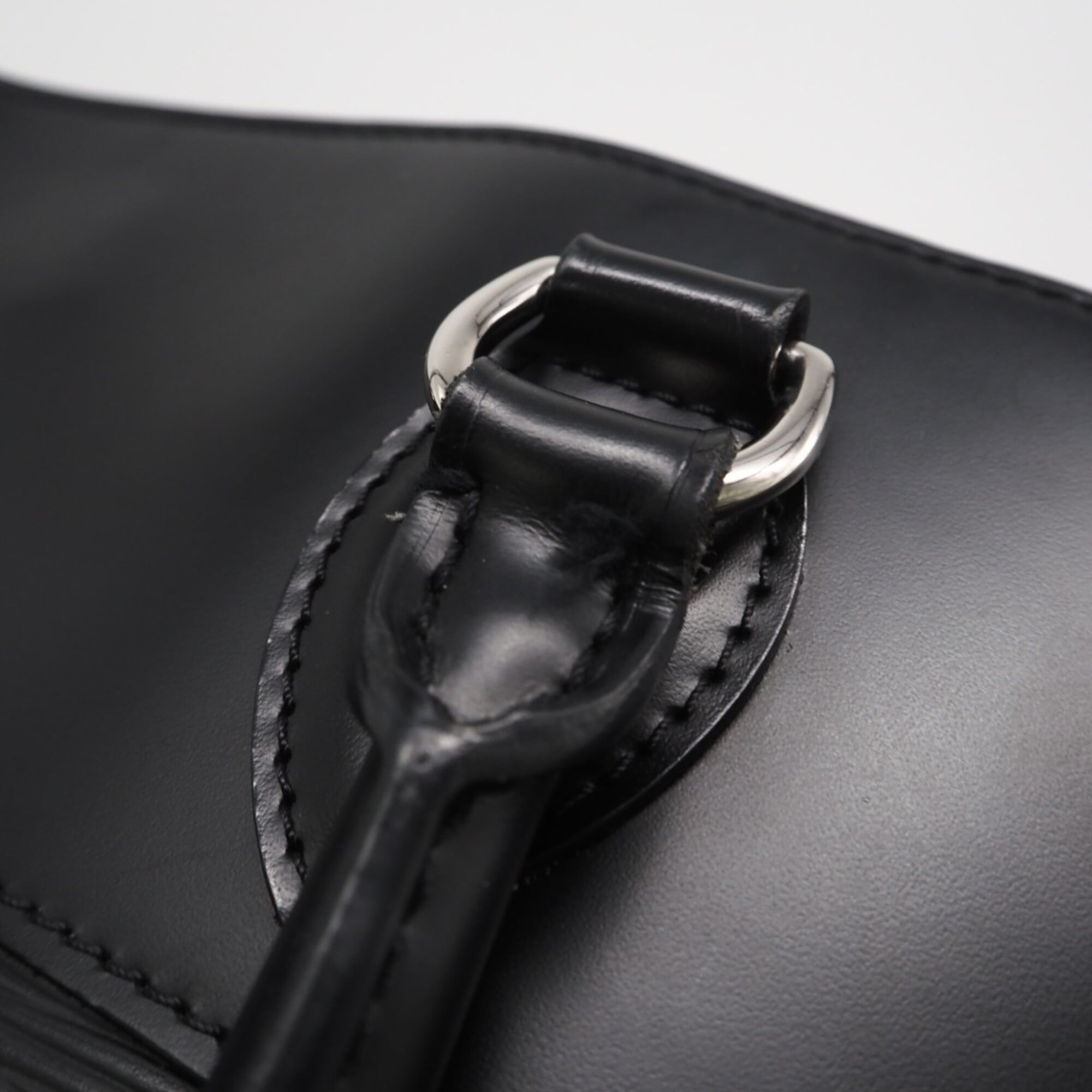 Louis Vuitton Black Leather Handbag (Pre-Owned)