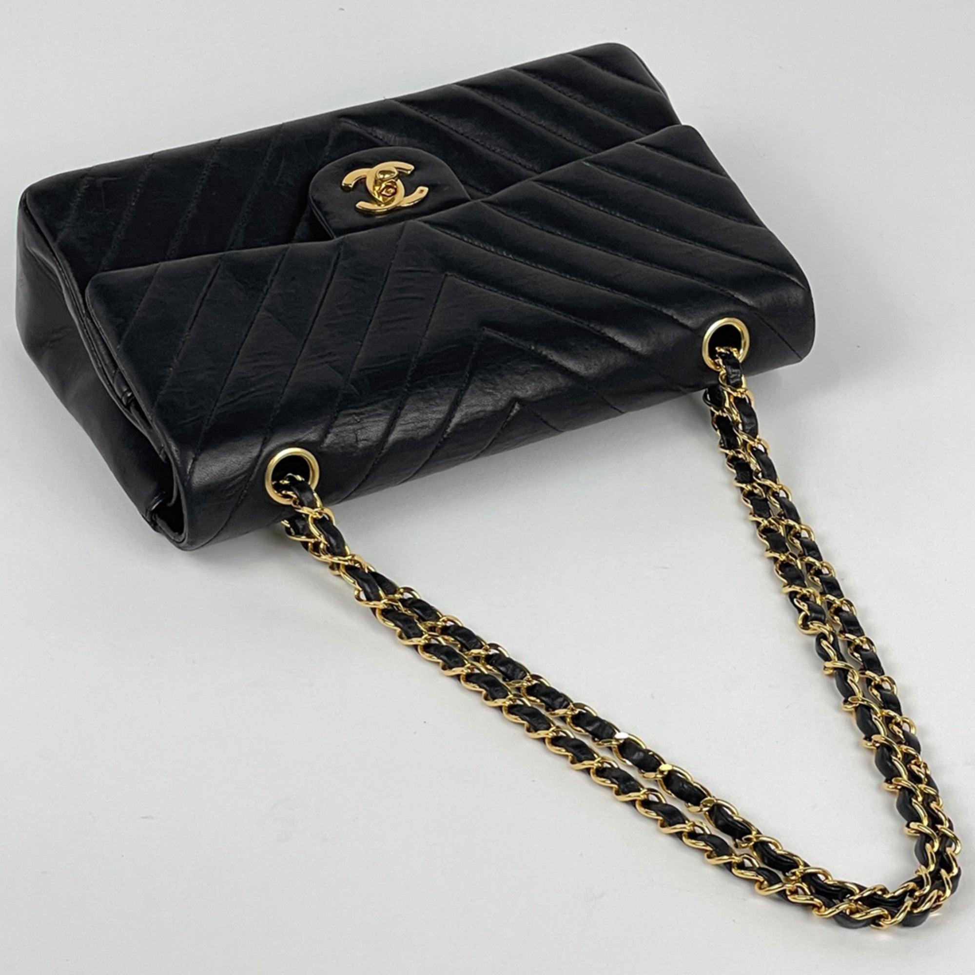Chanel Black Leather Shoulder Bag (Pre-Owned)