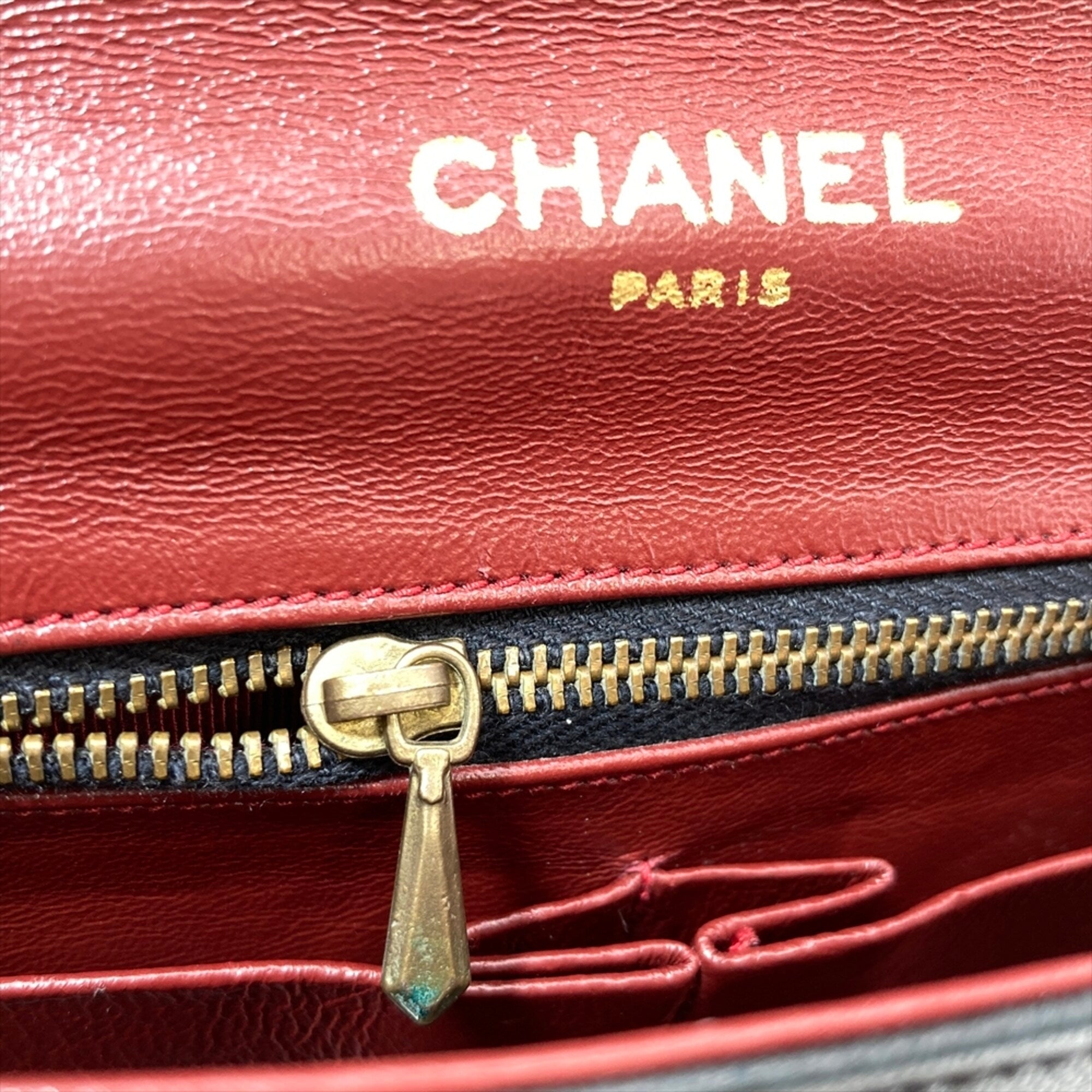Chanel Black Leather Shoulder Bag (Pre-Owned)