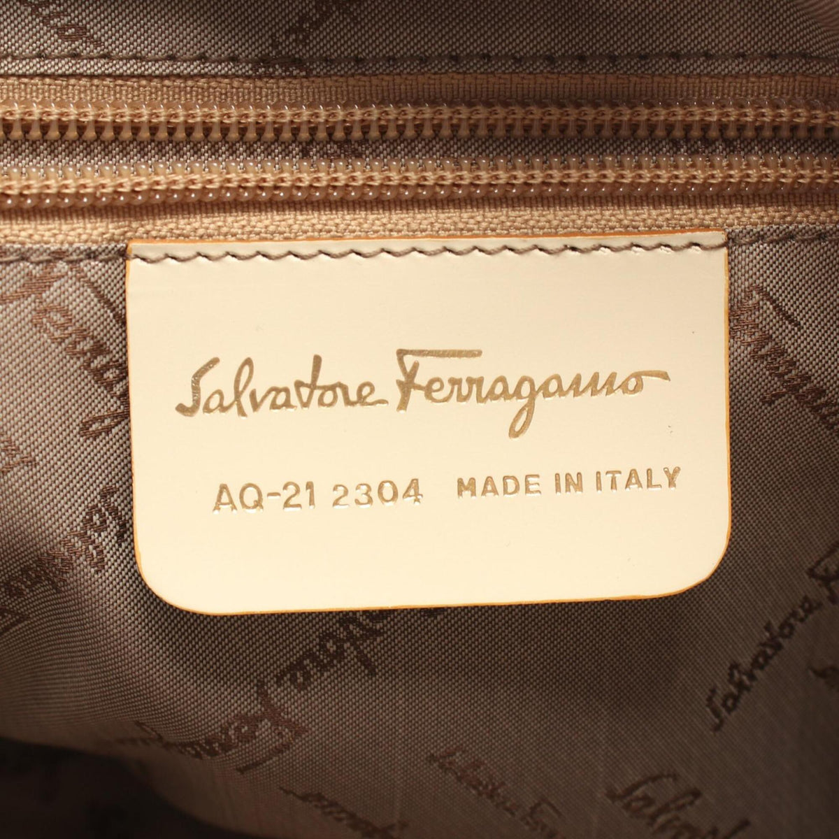 Salvatore Ferragamo Ivory Leather Handbag (Pre-Owned)
