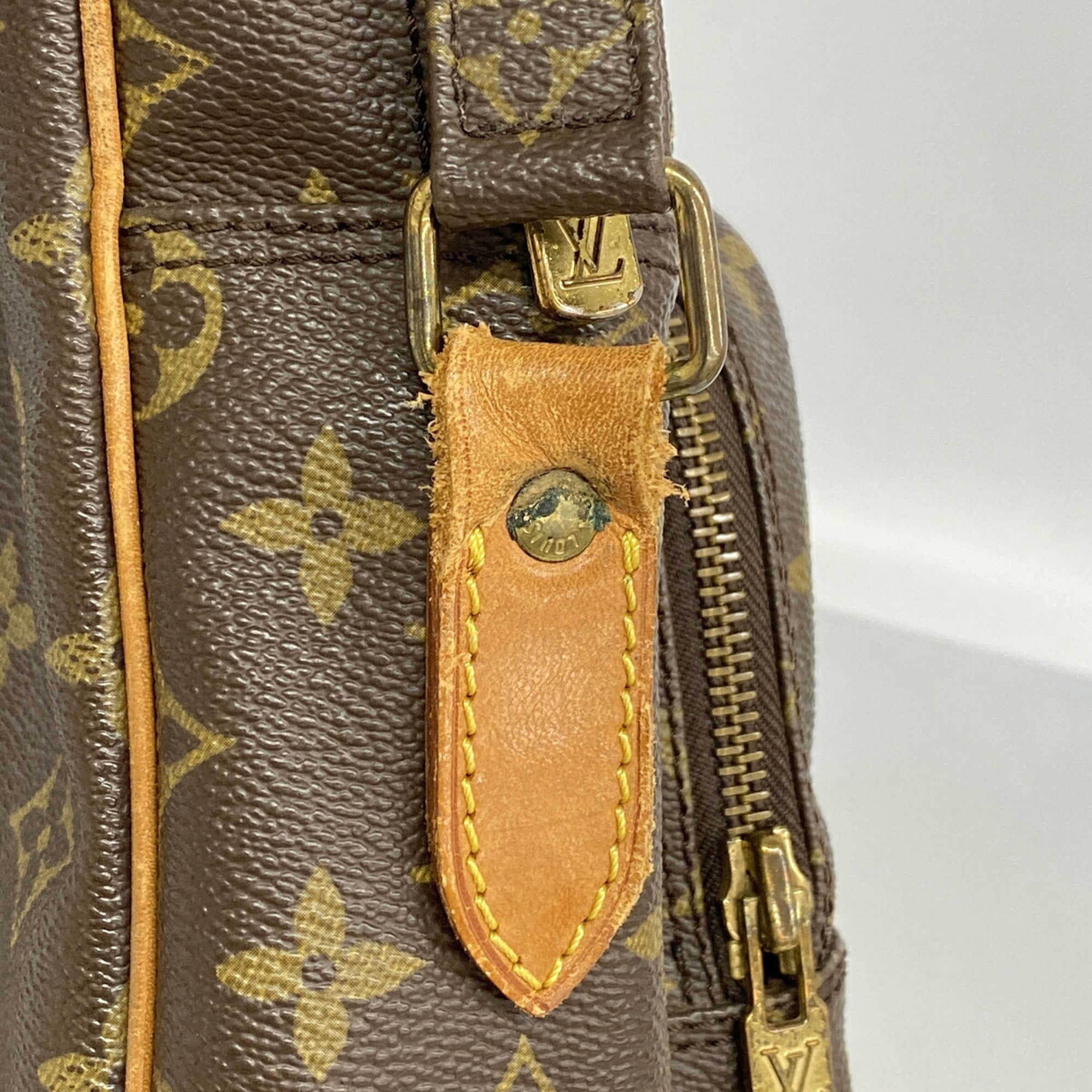 Louis Vuitton Brown Shoulder Bag (Pre-Owned)