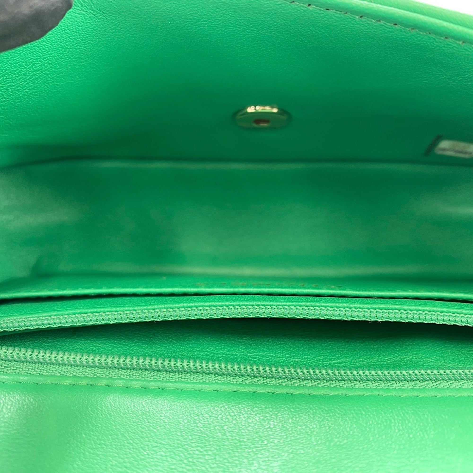 Chanel Green Shoulder Bag (Pre-Owned)