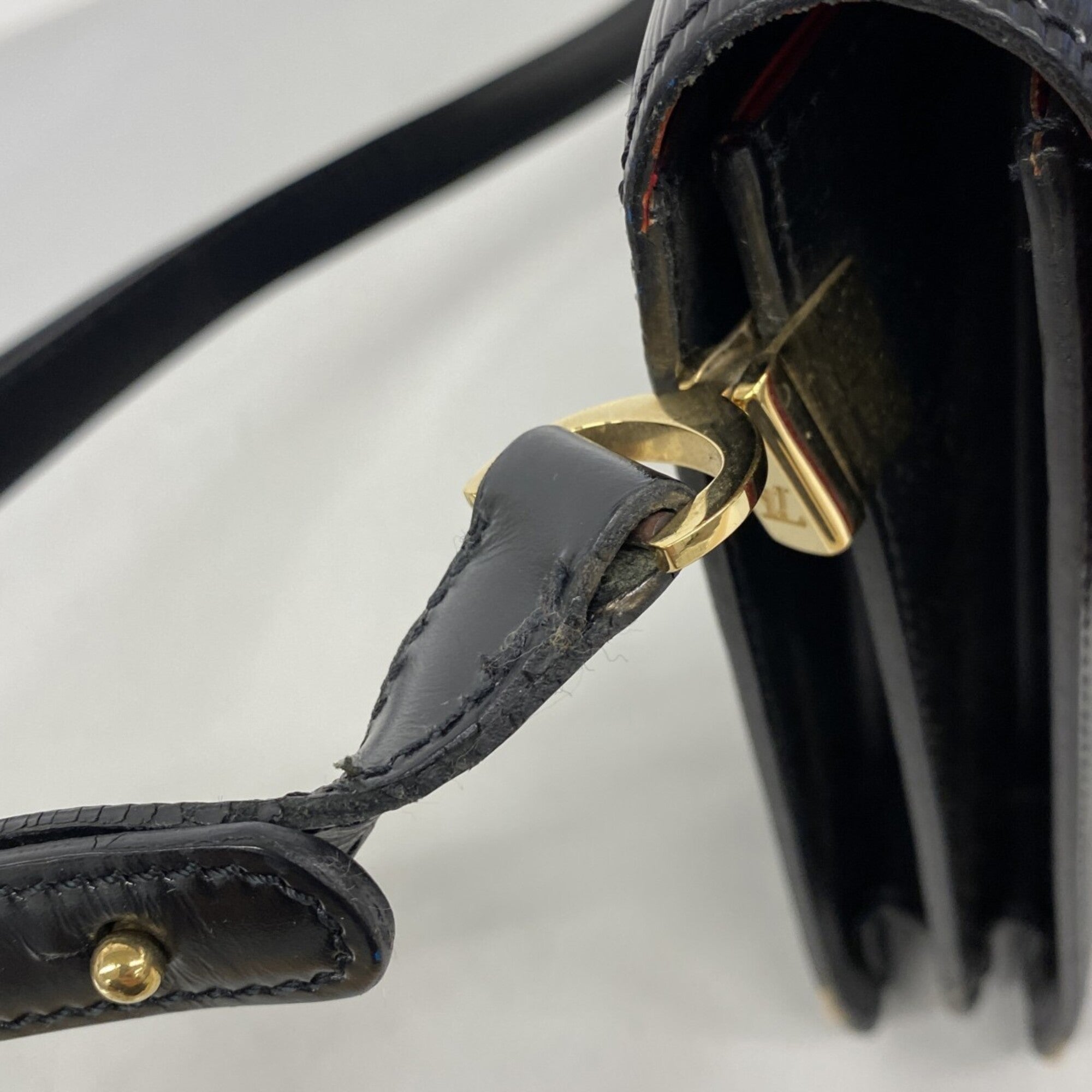 Louis Vuitton Noir Shoulder Bag (Pre-Owned)