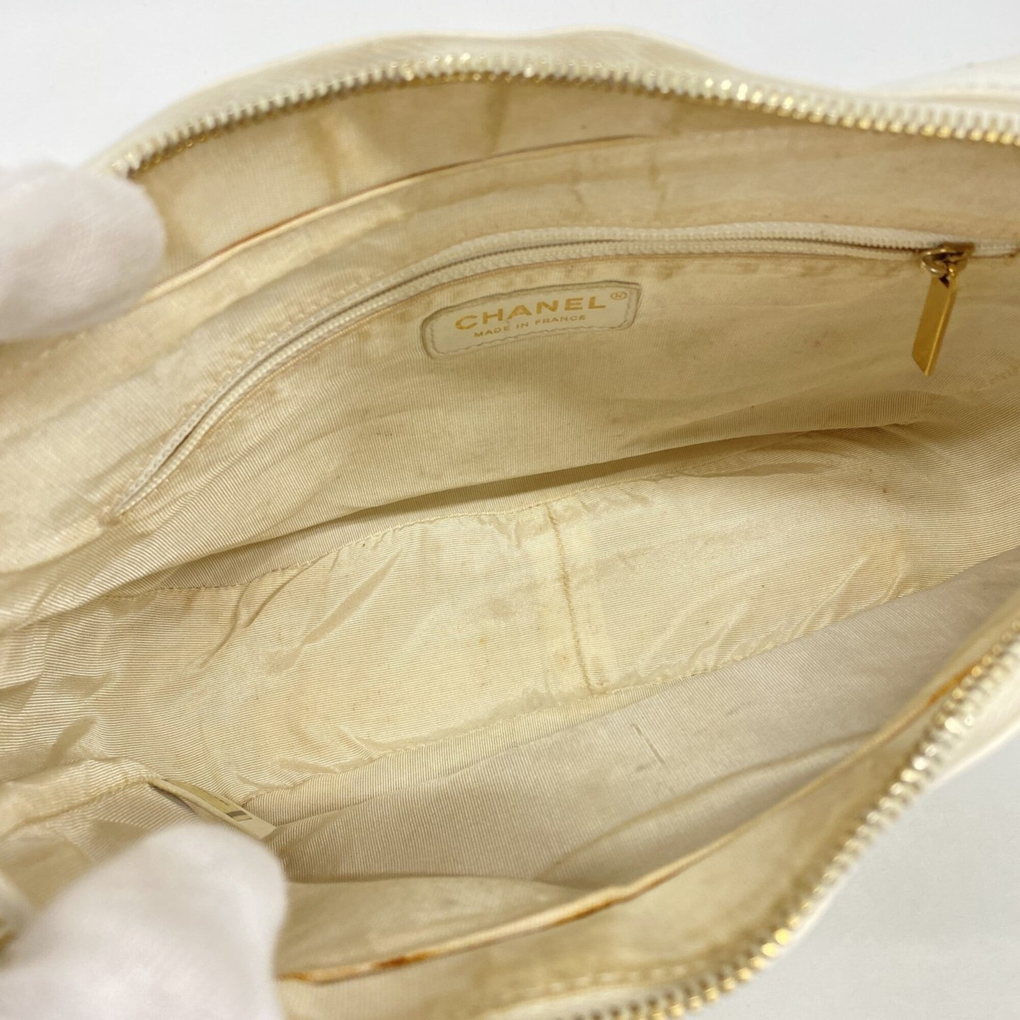 Chanel White Grained Calfskin Shoulder Bag (Pre-Owned)