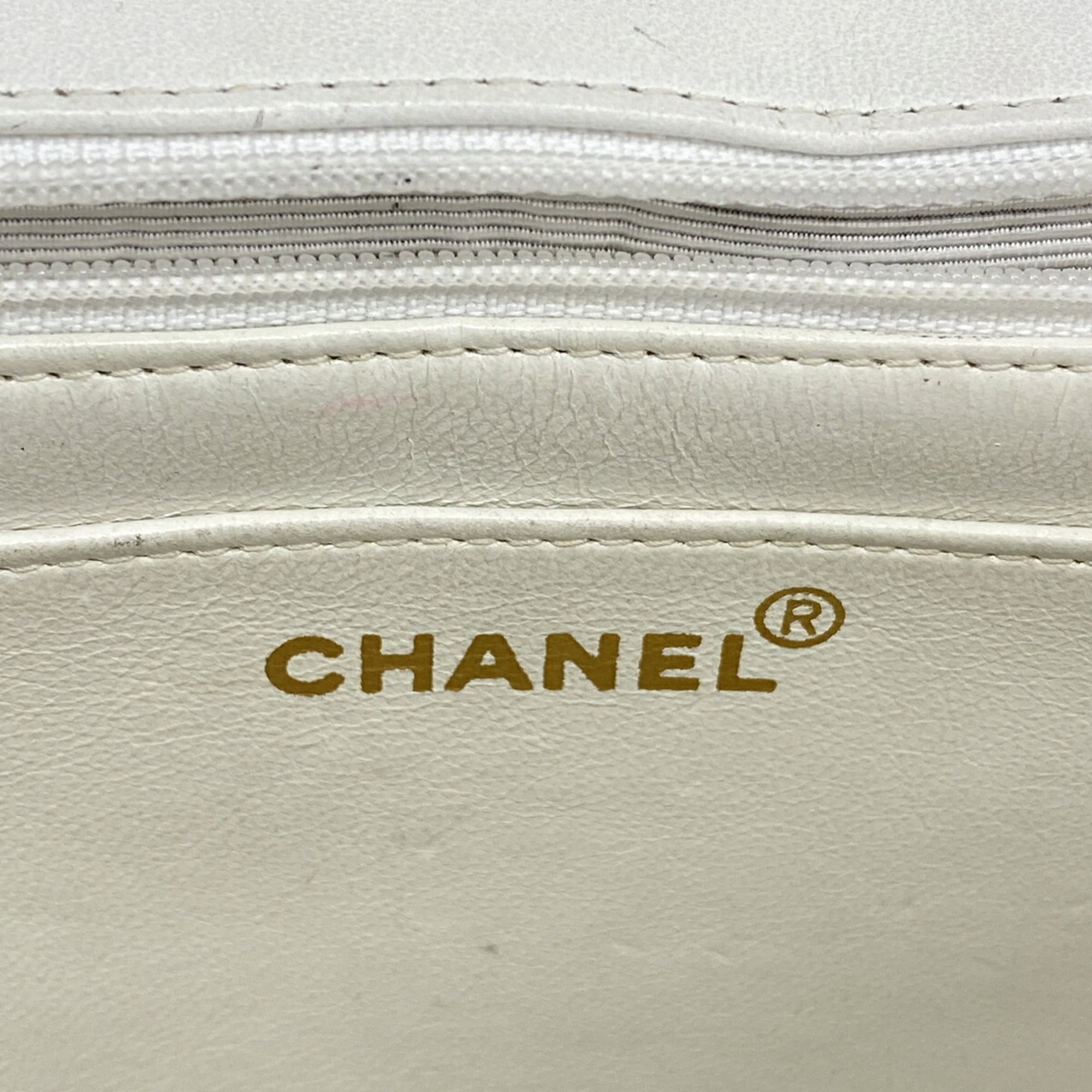 Chanel White Leather Shoulder Bag (Pre-Owned)