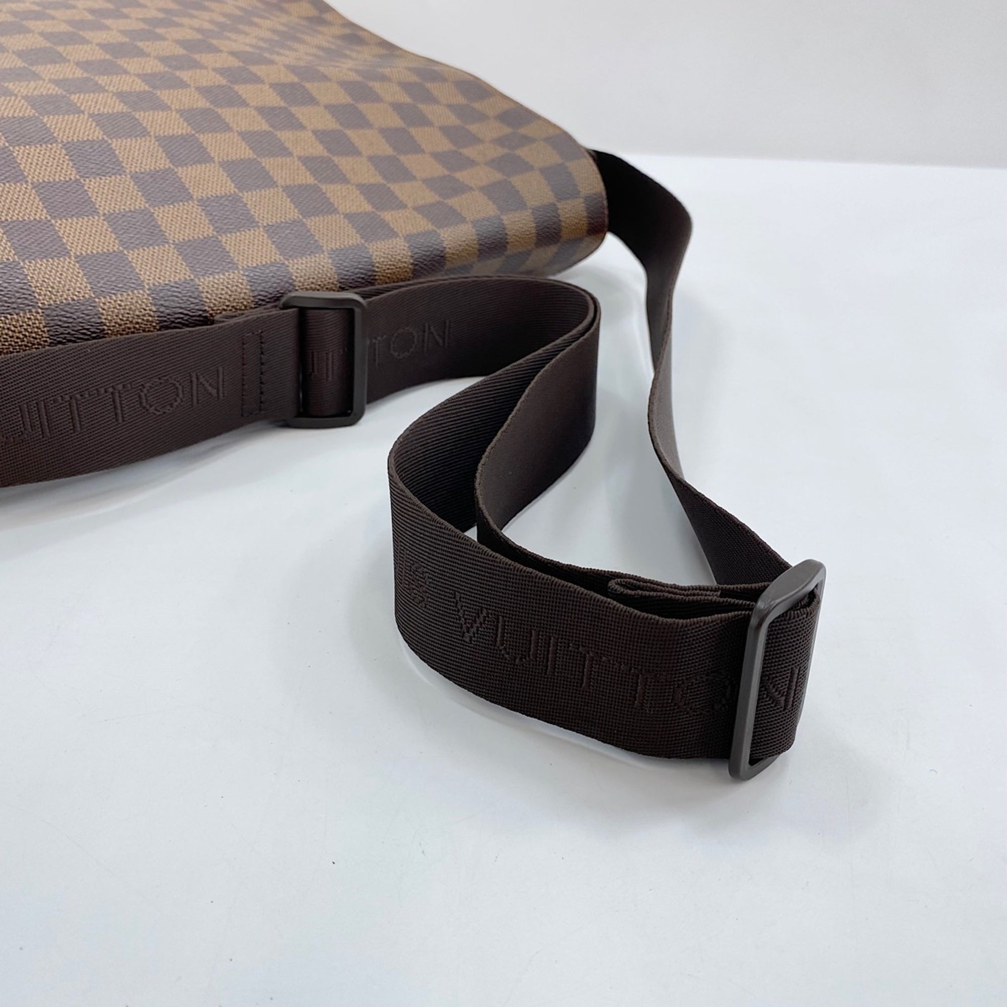 Louis Vuitton Brown Shoulder Bag (Pre-Owned)