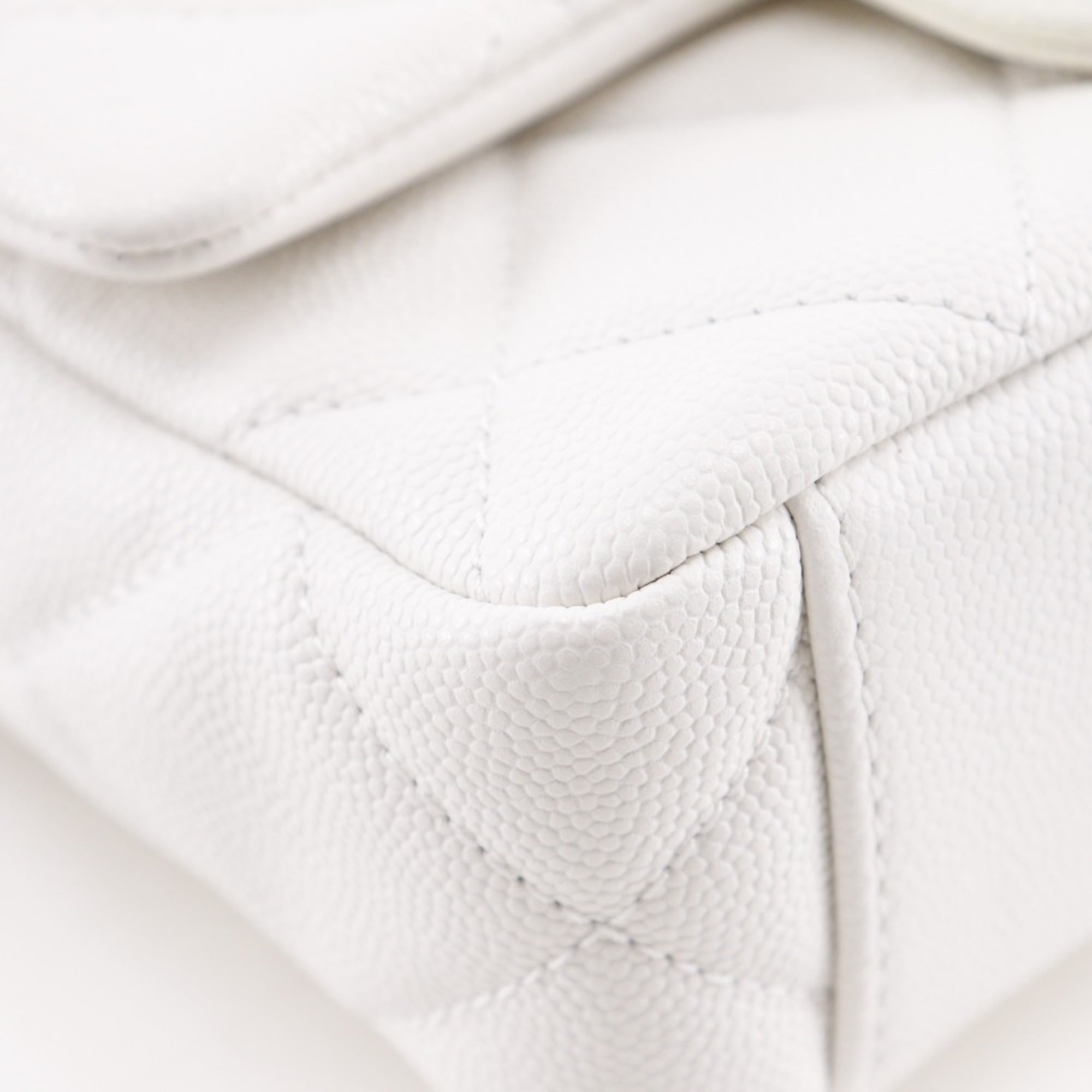 Chanel White Grained Calfskin Shoulder Bag (Pre-Owned)