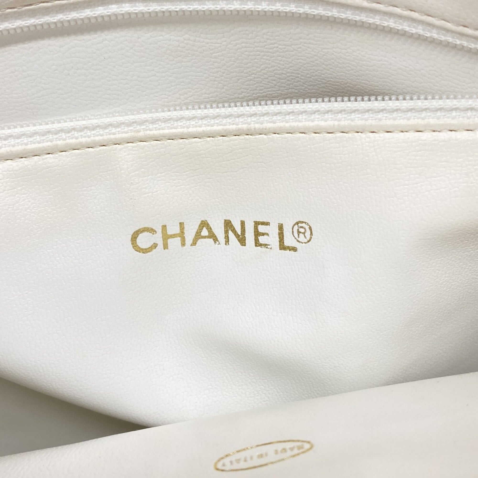 Chanel White Grained Calfskin Tote Bag (Pre-Owned)