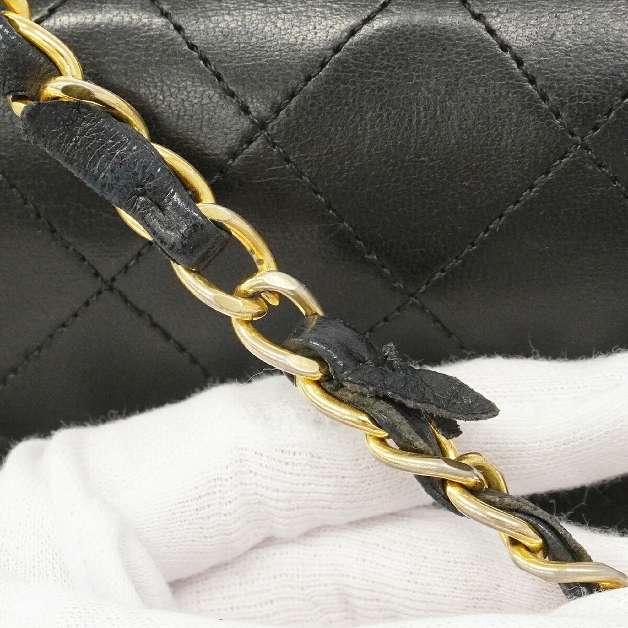 Chanel Black Leather Shoulder Bag (Pre-Owned)