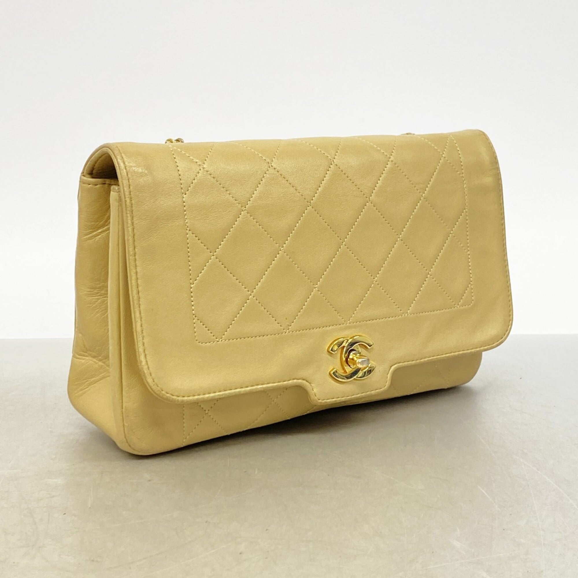 Chanel Beige Leather Shoulder Bag (Pre-Owned)