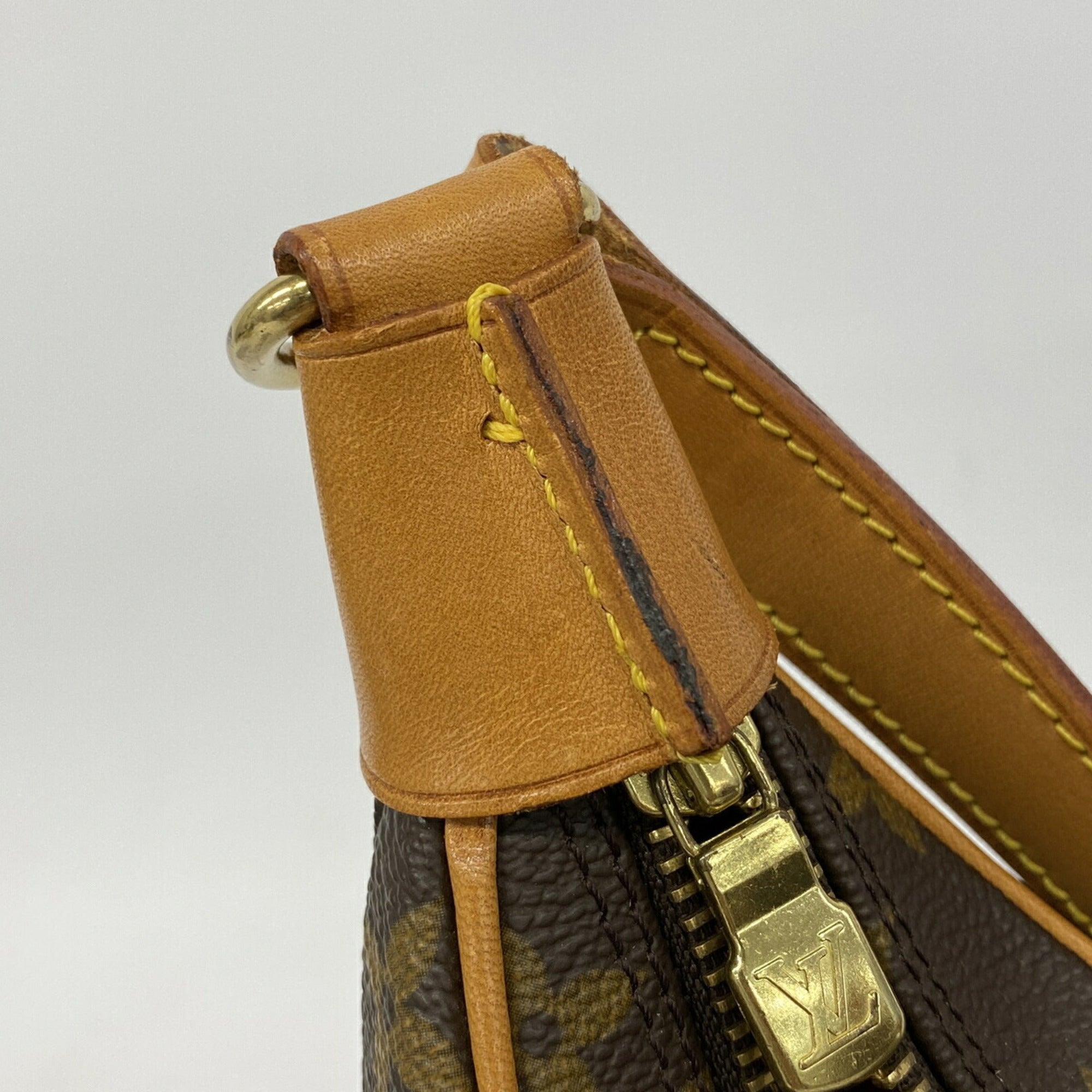 Louis Vuitton Brown Shoulder Bag (Pre-Owned)