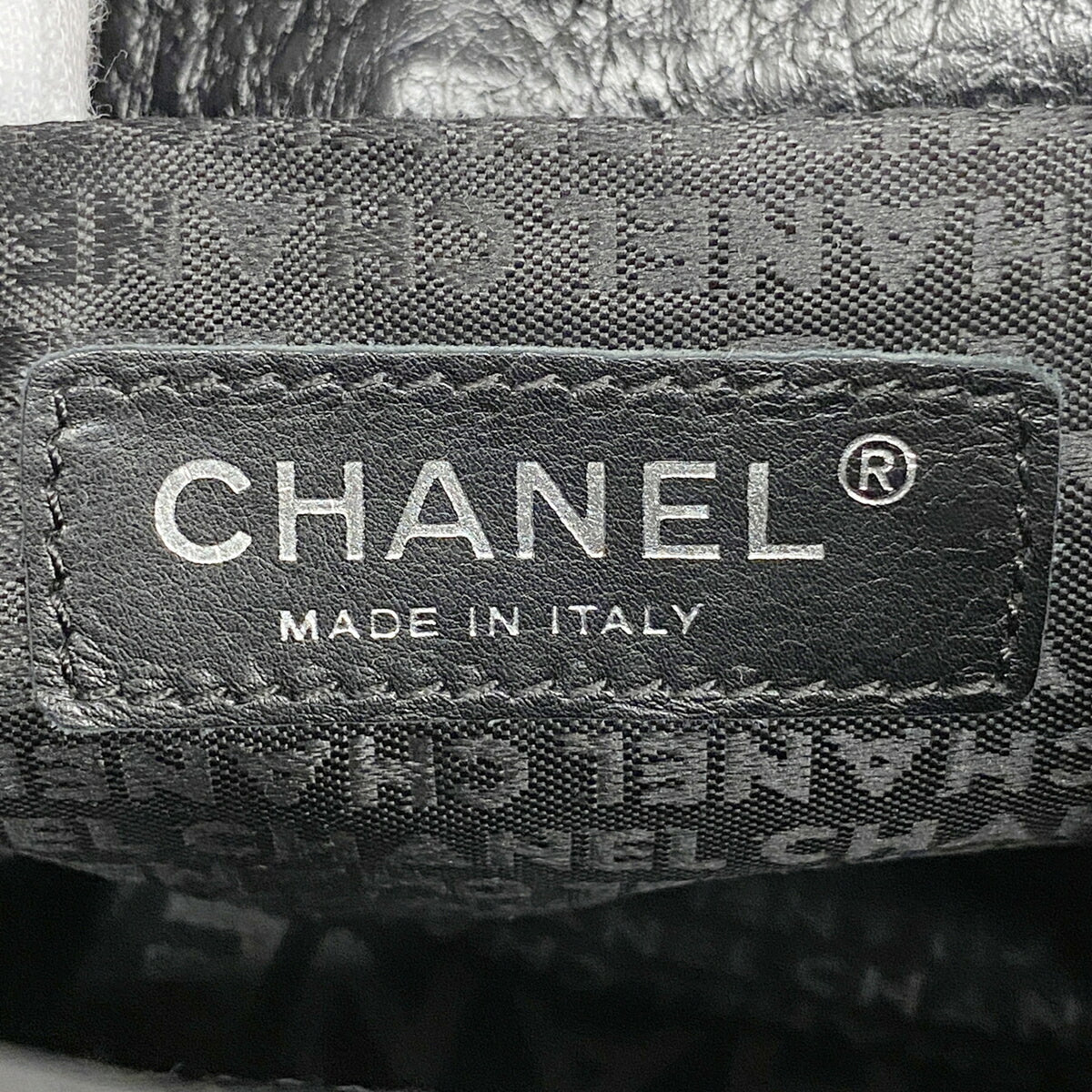 Chanel Black Leather Shoulder Bag (Pre-Owned)