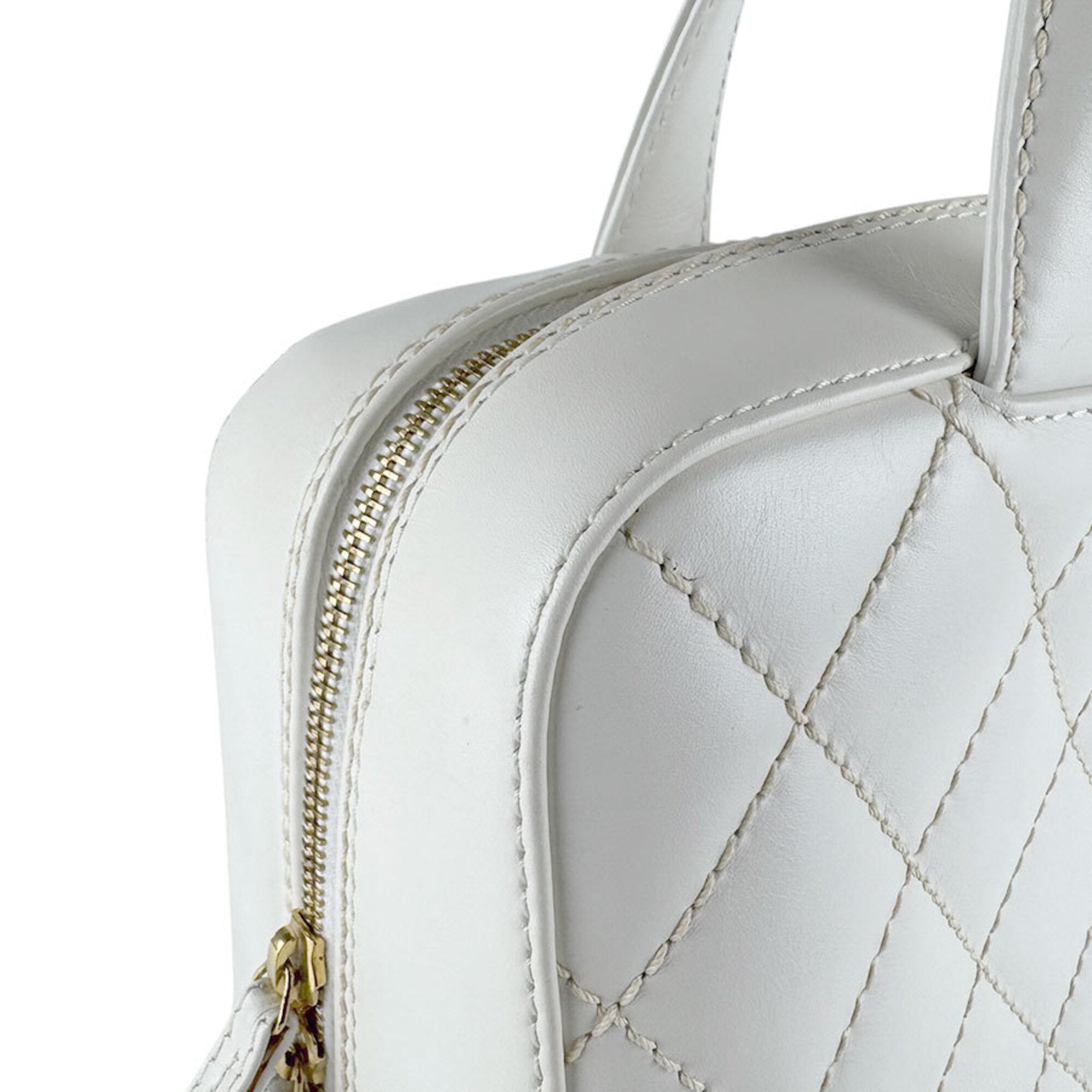 Chanel White Leather Handbag (Pre-Owned)