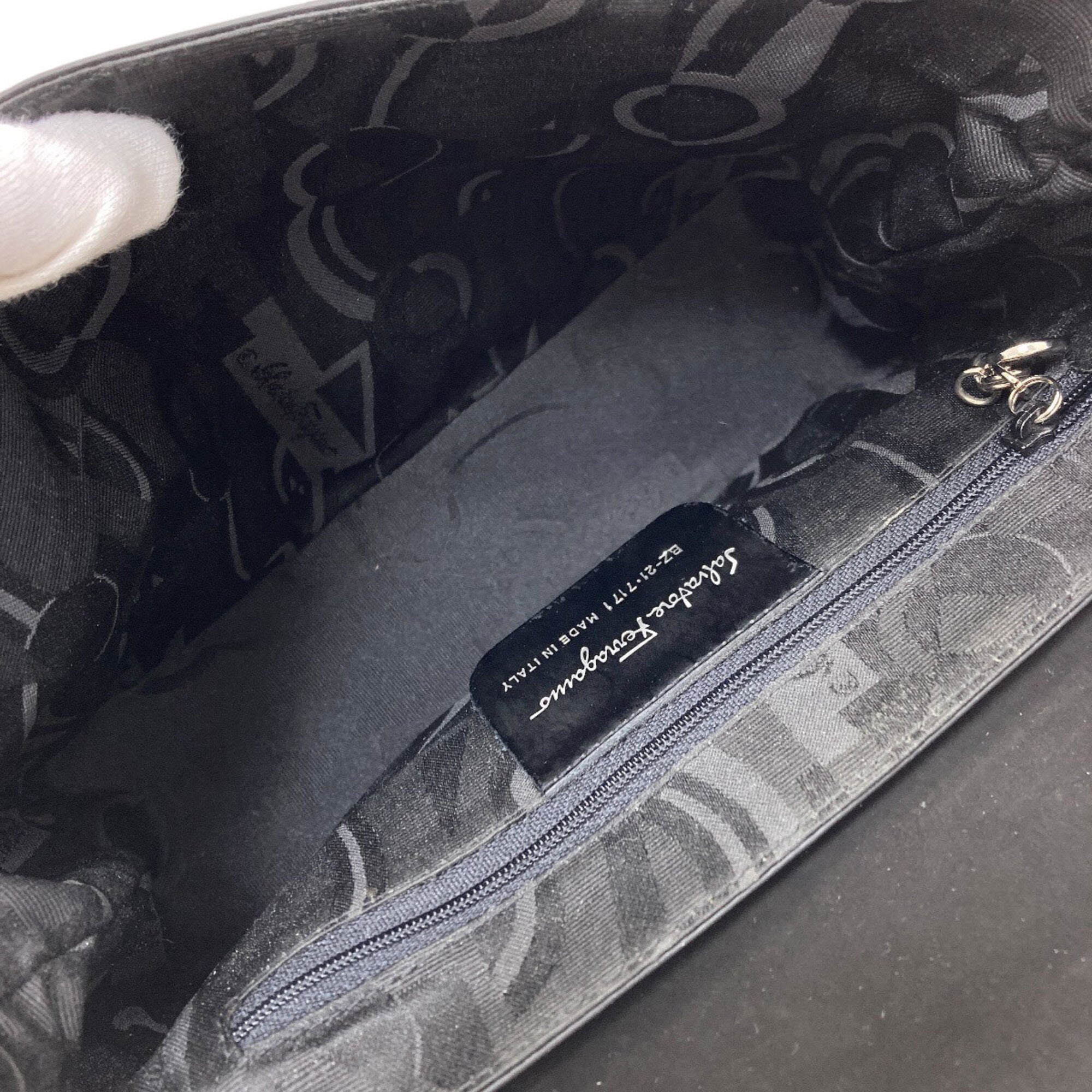 Salvatore Ferragamo Black Leather Shoulder Bag (Pre-Owned)