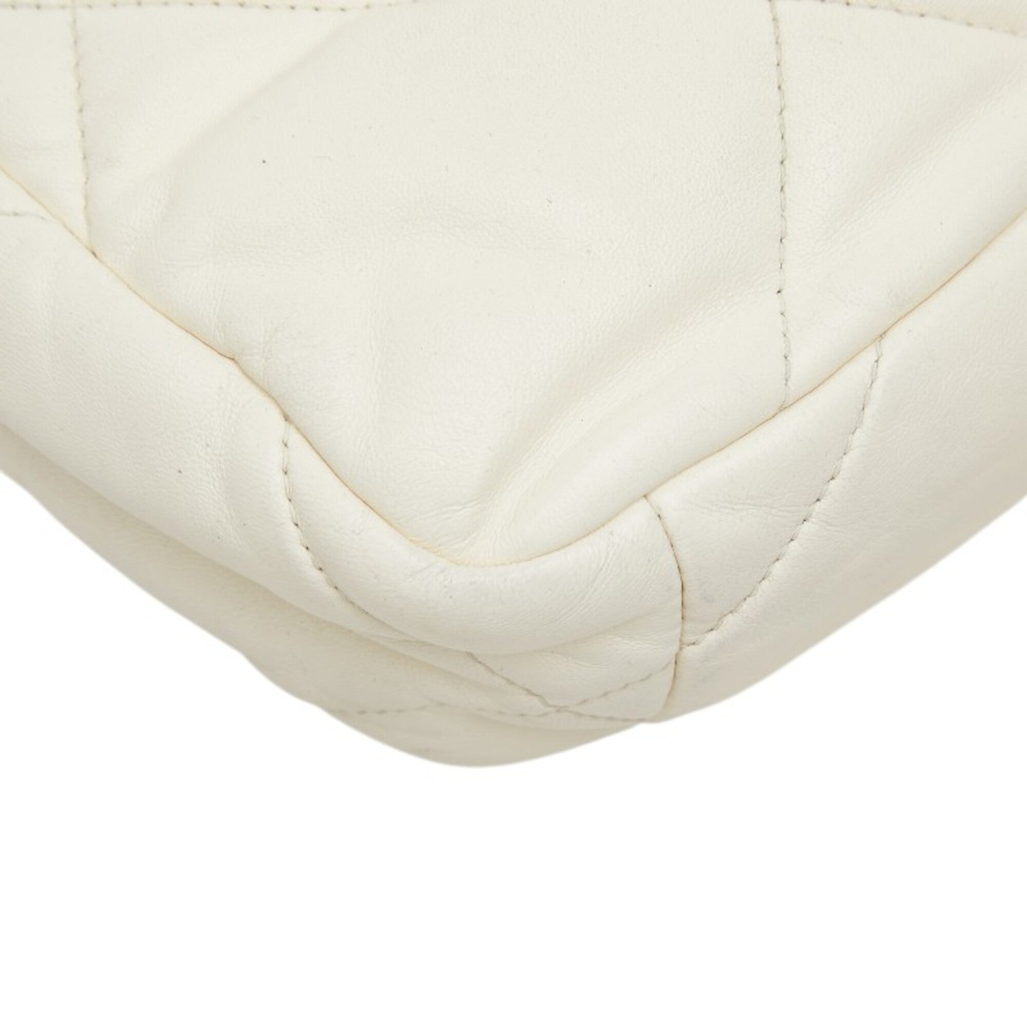 Chanel White Shoulder Bag (Pre-Owned)
