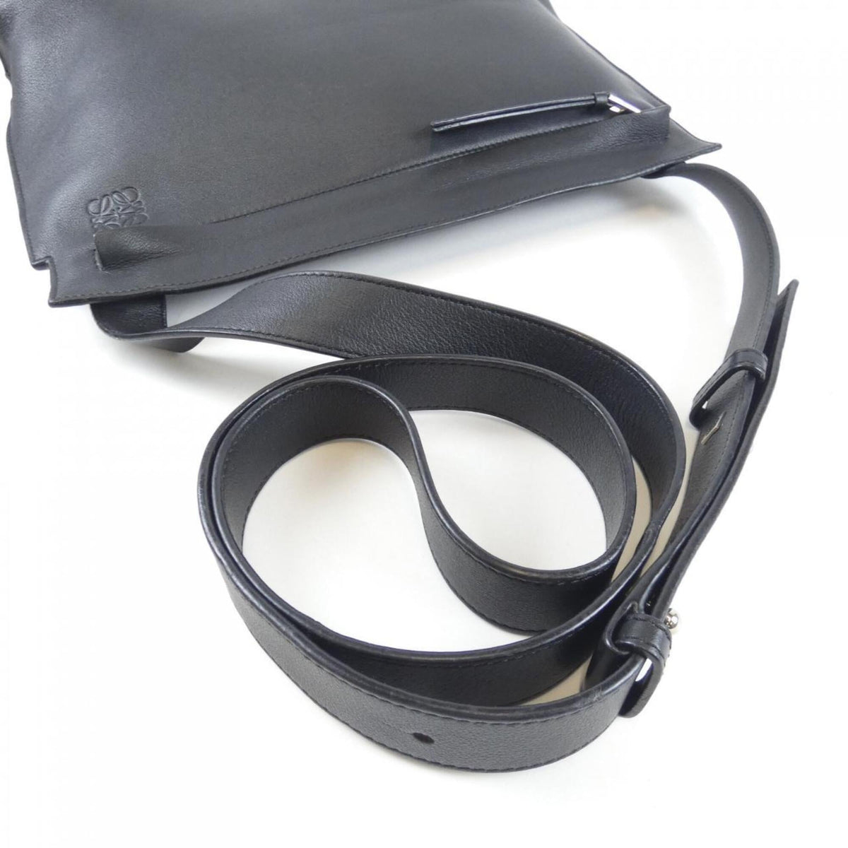 Loewe Black Leather Shoulder Bag (Pre-Owned)