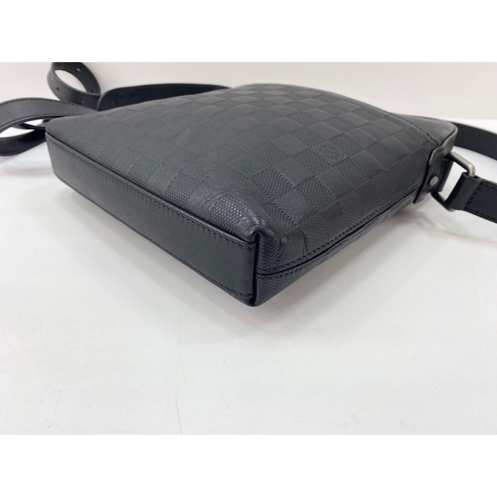 Louis Vuitton Black Pochette Shoulder Bag (Pre-Owned)