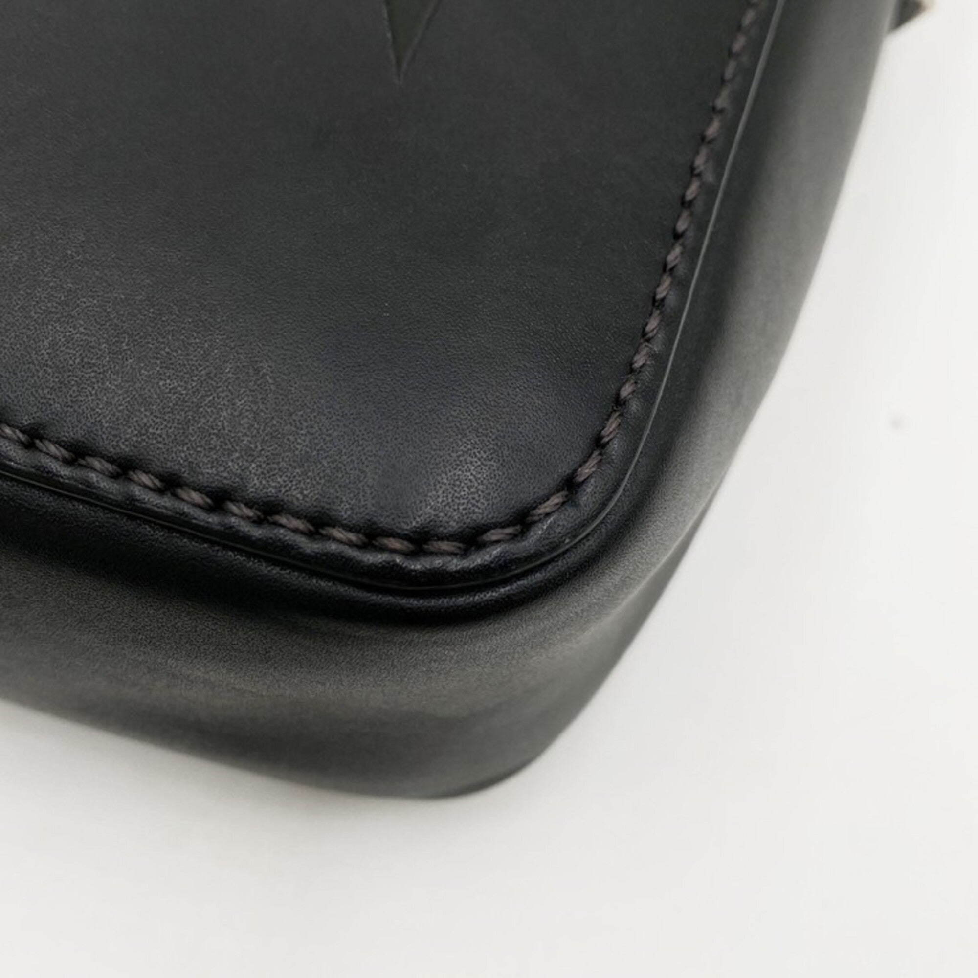 Valentino Garavani Black Leather Shoulder Bag (Pre-Owned)