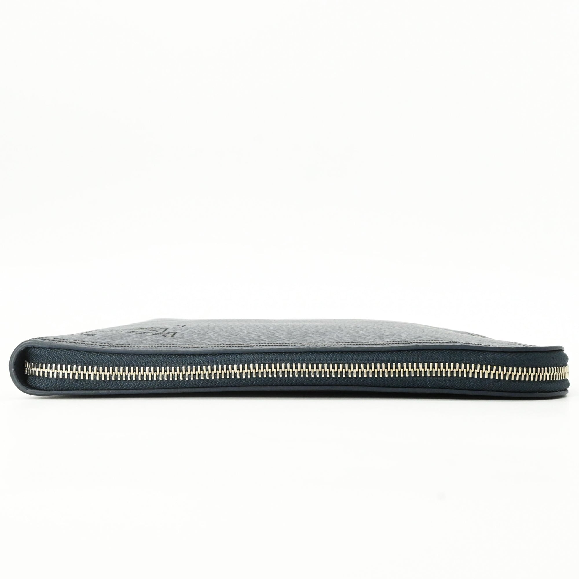 Louis Vuitton Navy Leather Clutch Bag (Pre-Owned)