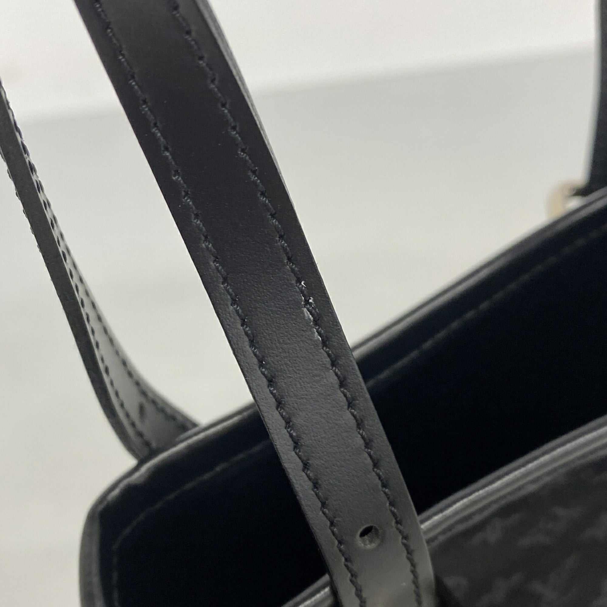 Louis Vuitton Noir Handbag (Pre-Owned)