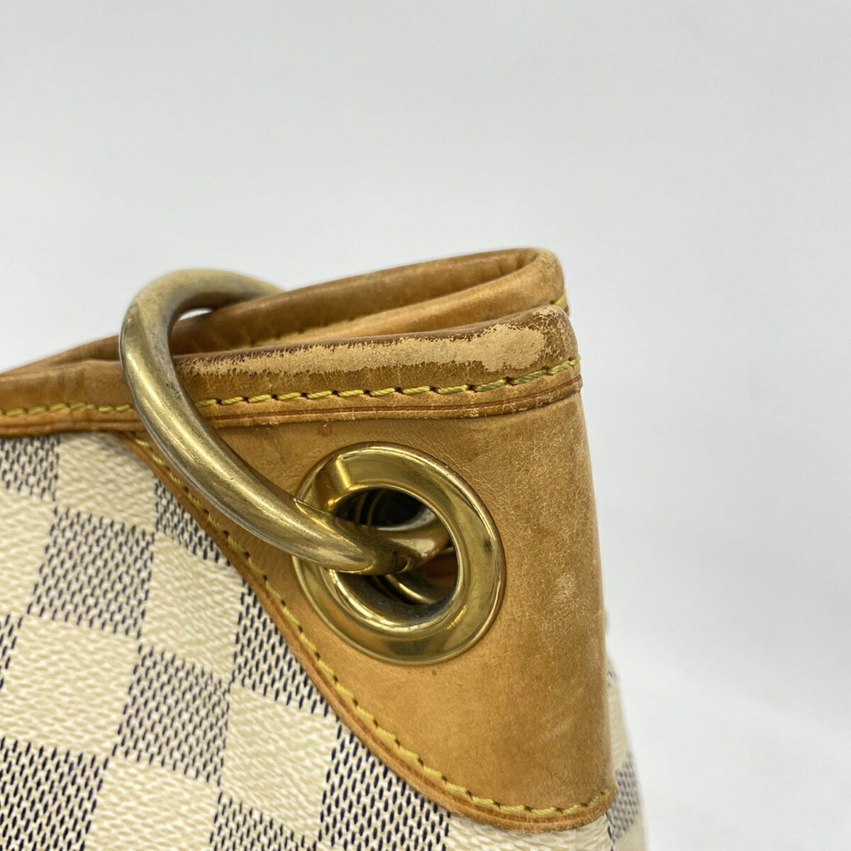 Louis Vuitton White Shoulder Bag (Pre-Owned)