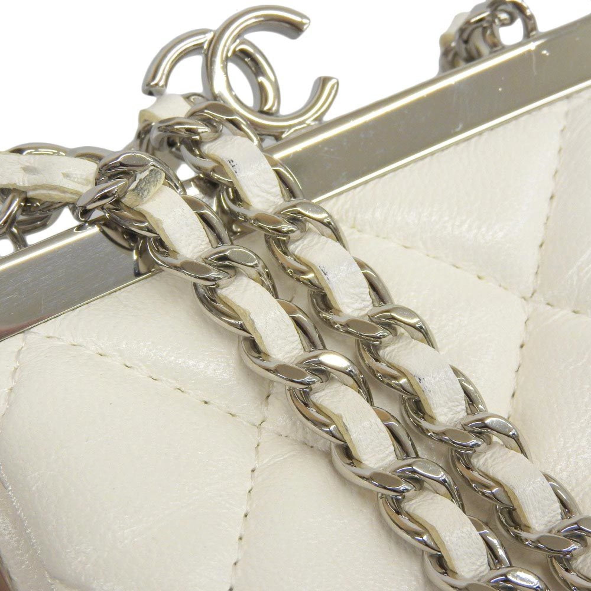 Chanel White Leather Shoulder Bag (Pre-Owned)