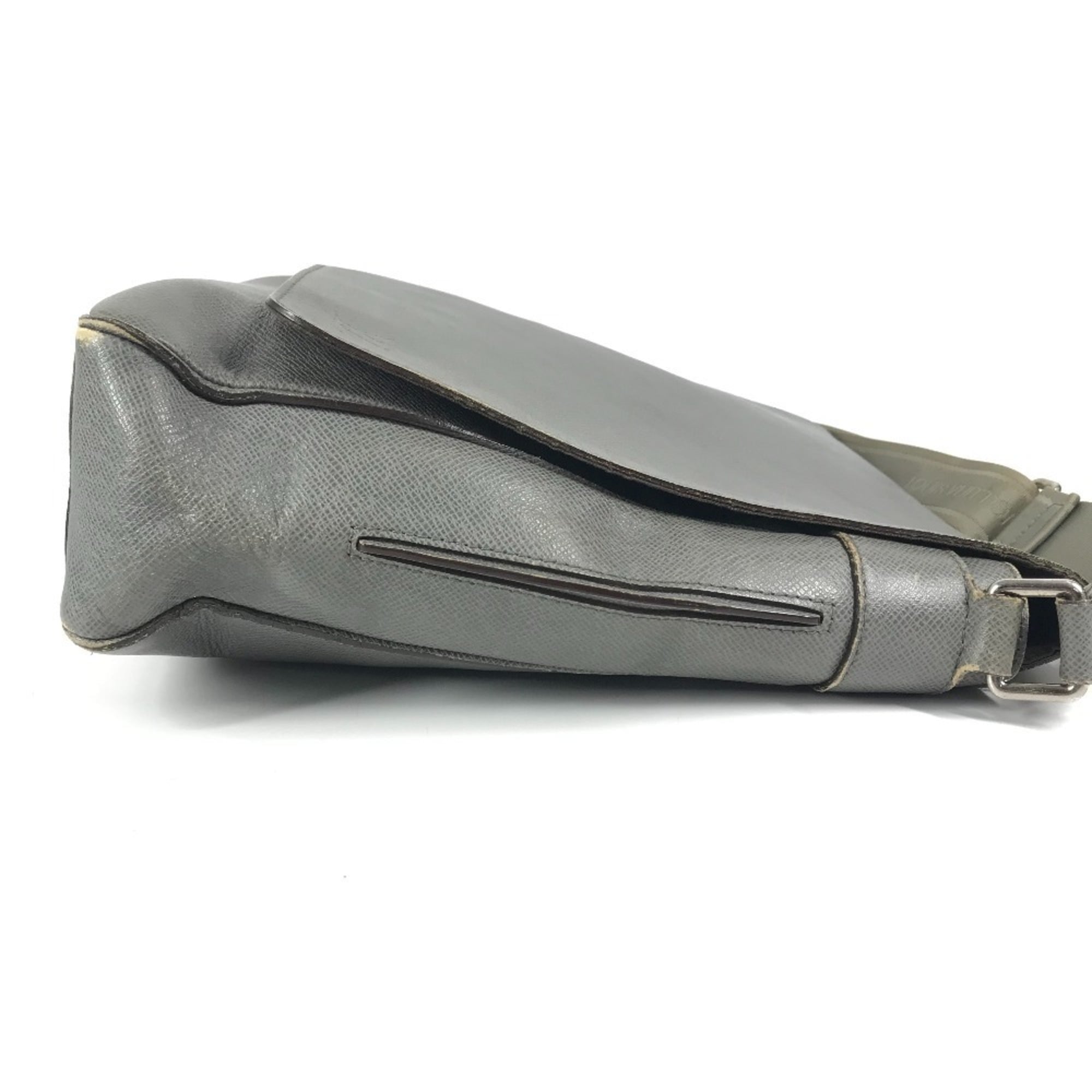 Louis Vuitton Glacier Gray Taiga Leather Messenger Bag Shoulder Bag (Pre-Owned)