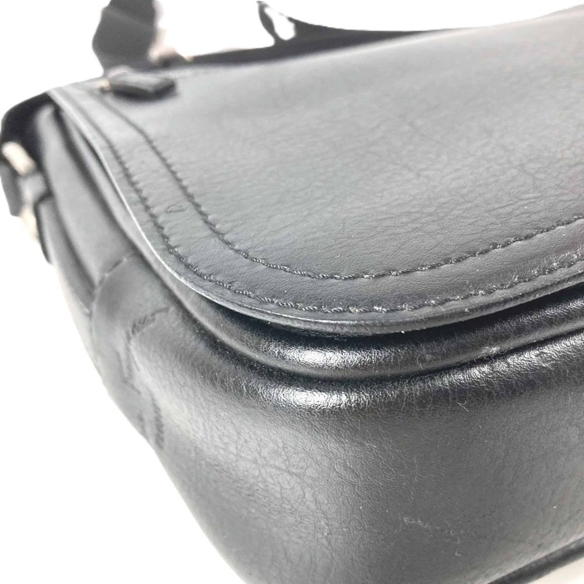 Salvatore Ferragamo Black Leather Messenger Bag Shoulder Bag (Pre-Owned)