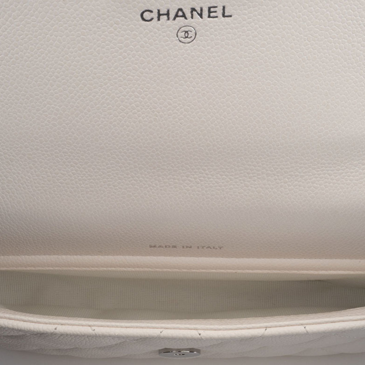 Chanel Matelasse White Caviar Leather Shoulder Bag (Pre-Owned)
