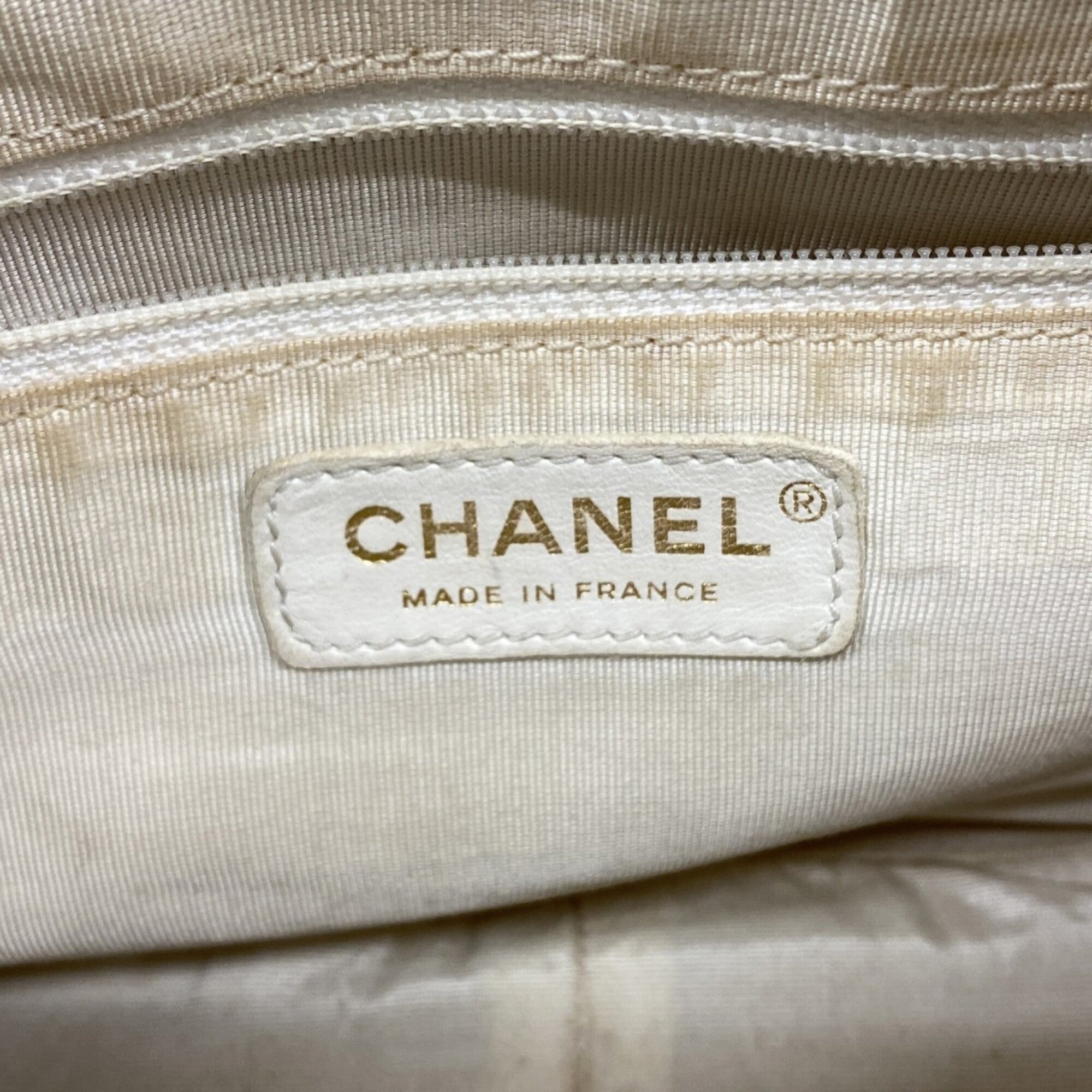 Chanel White Grained Calfskin Shoulder Bag (Pre-Owned)