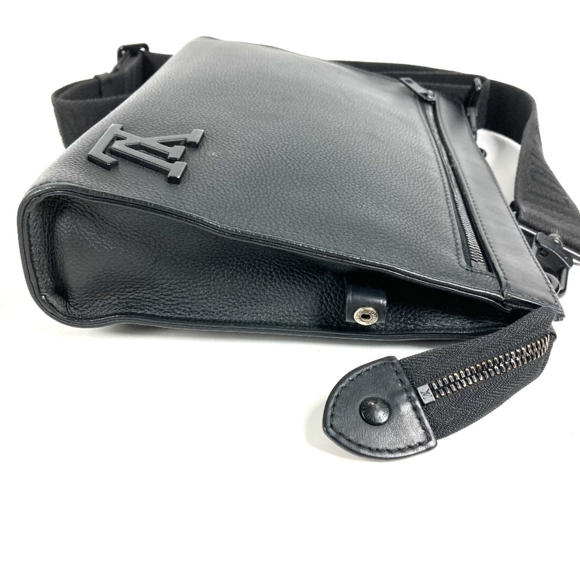 Louis Vuitton Black Leather Clutch Bag Pochette Shoulder Bag (Pre-Owned)