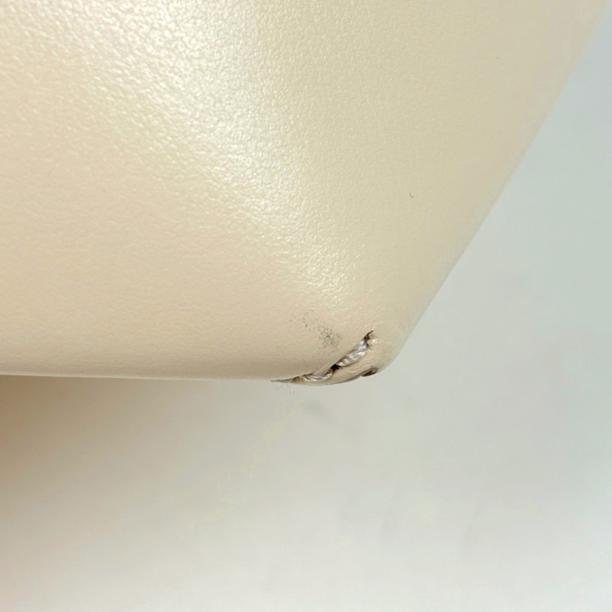 Loewe White Leather Shoulder Bag (Pre-Owned)