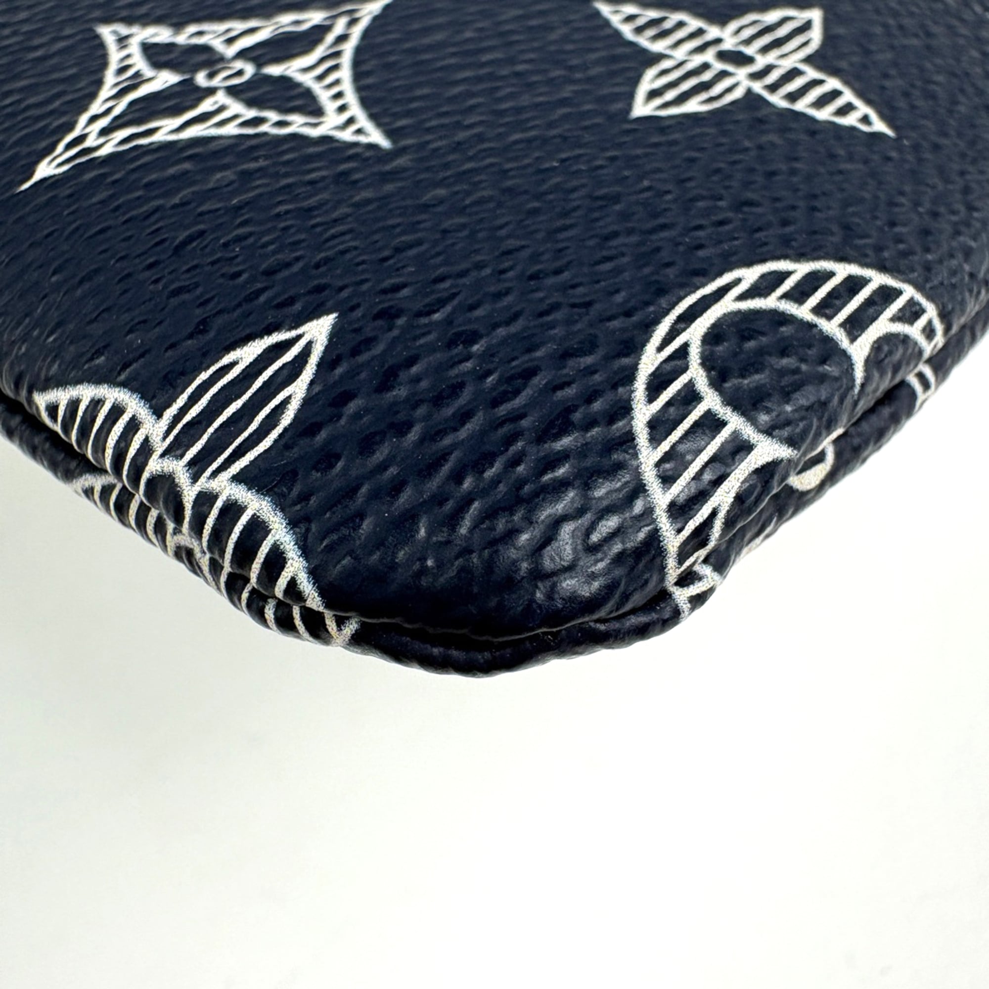 Louis Vuitton Navy Red Color Leather Clutch Bag Pochette (Pre-Owned)