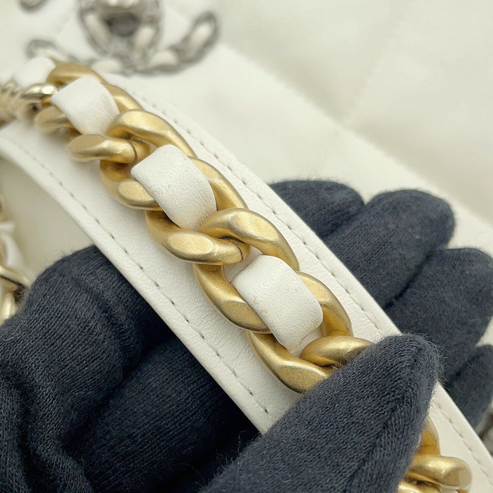 Chanel White Leather Shoulder Bag (Pre-Owned)