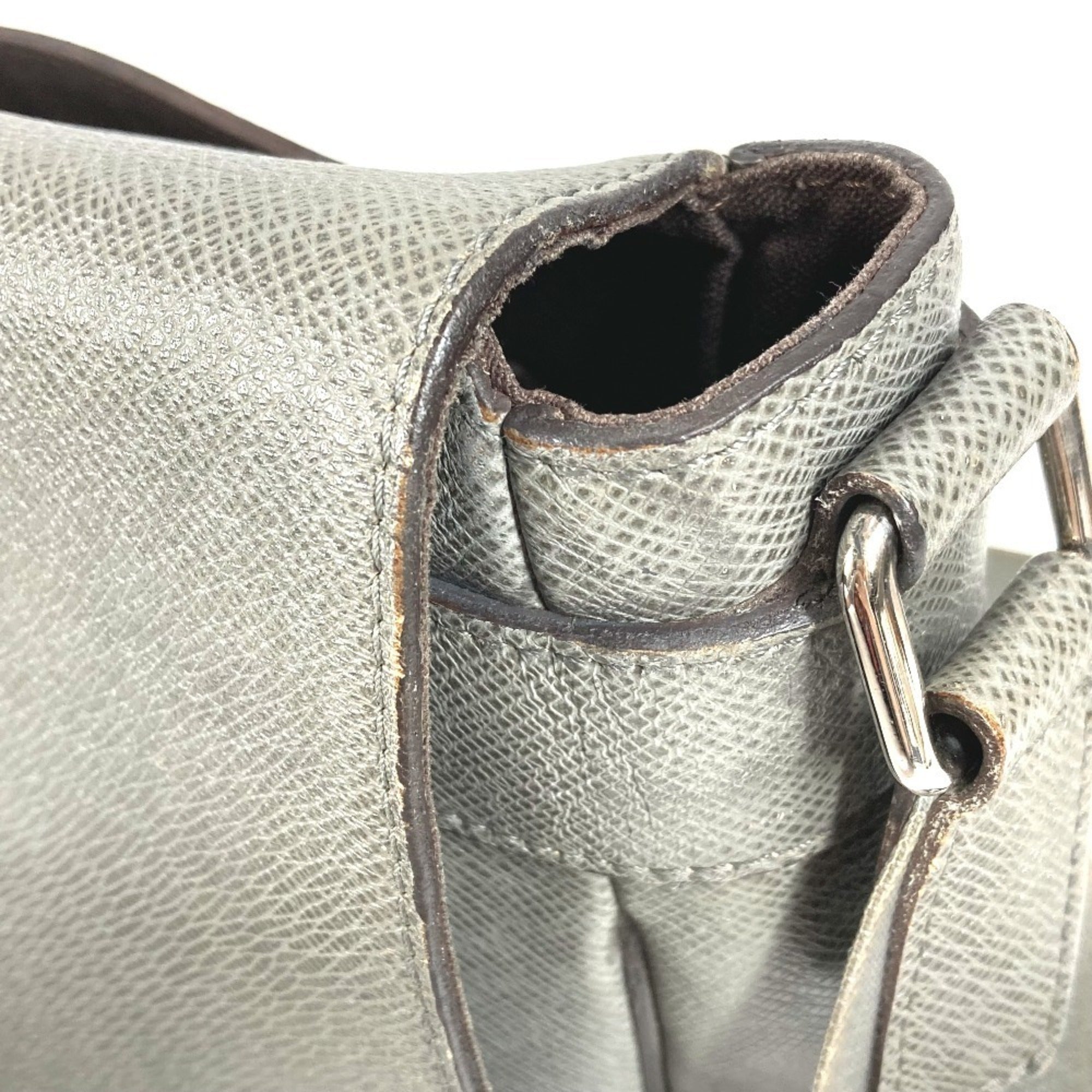 Louis Vuitton Gray Taiga Leather Messenger Bag Shoulder Bag (Pre-Owned)